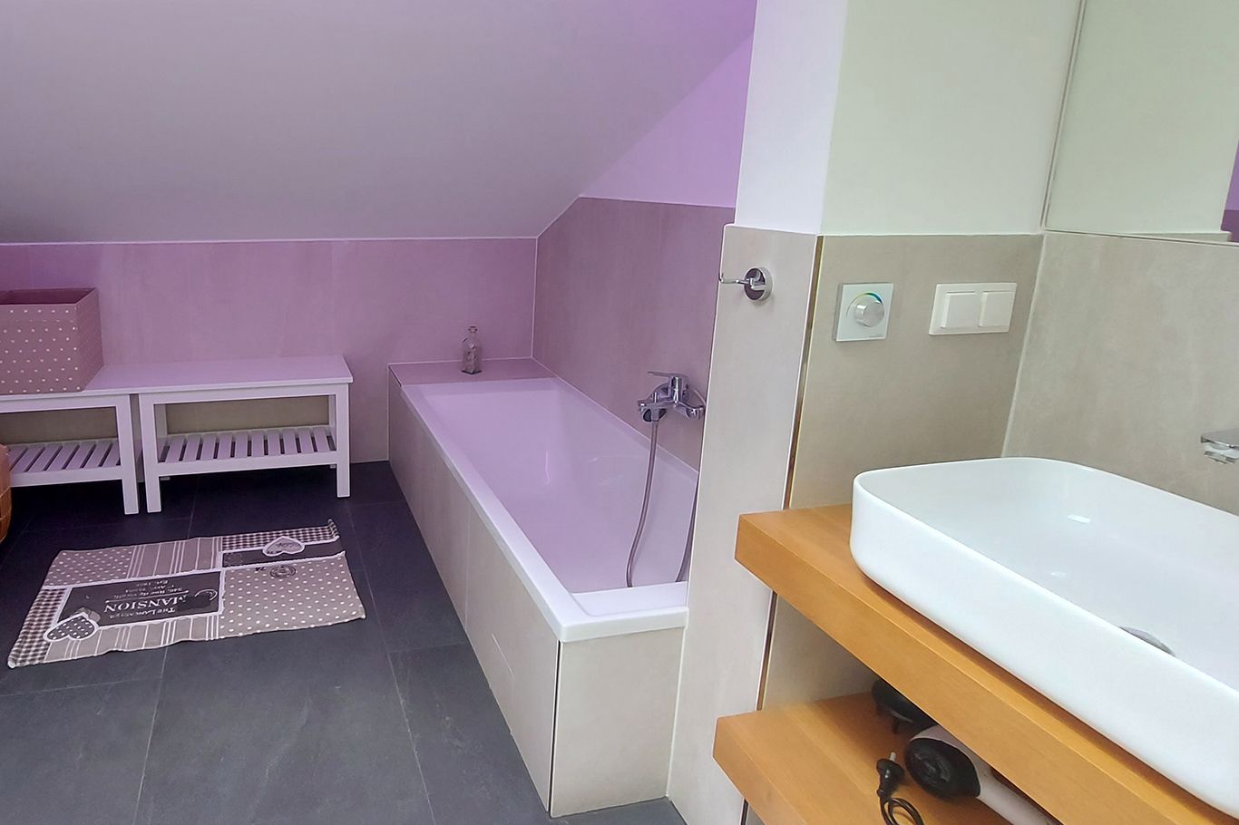 Modernes Badezimmer mit Badewanne, Waschbecken und Ablagefläche.