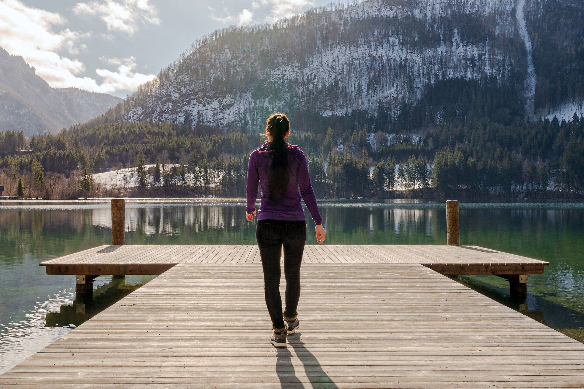 Ein ruhiger Wintermorgen am Lunzer See lädt zu einem besinnlichen Spaziergang ein. Die schneebedeckten Berge spiegeln sich im glitzernden Wasser, während die frische, klare Luft die Sinne belebt. Hier, inmitten der Natur, findet man die perfekte Auszeit vom Alltag.