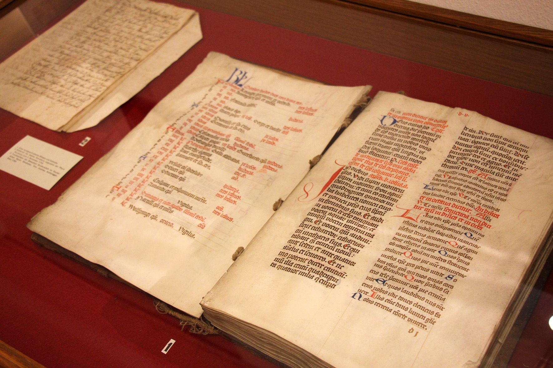 Alte Manuskripte in einer Vitrine im Bezirksmuseum Stockerau.