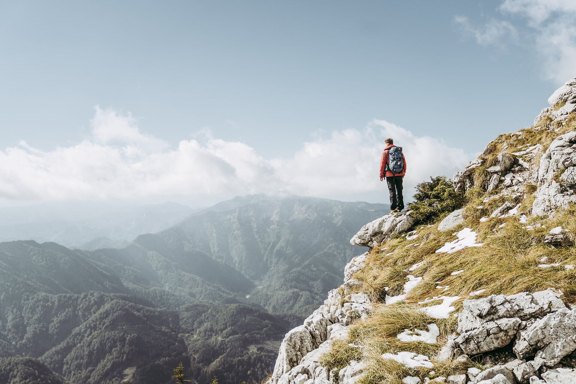 Ein Wanderer steht auf einem majestätischen Felsen und blickt über die sanften Hügel der Ybbstaler Alpen. Die frische Bergluft und die atemberaubende Aussicht laden dazu ein, die Schönheit der Natur in vollen Zügen zu genießen. Hier, wo die Freiheit der Berge spürbar ist, wird jeder Schritt zum unvergesslichen Erlebnis.