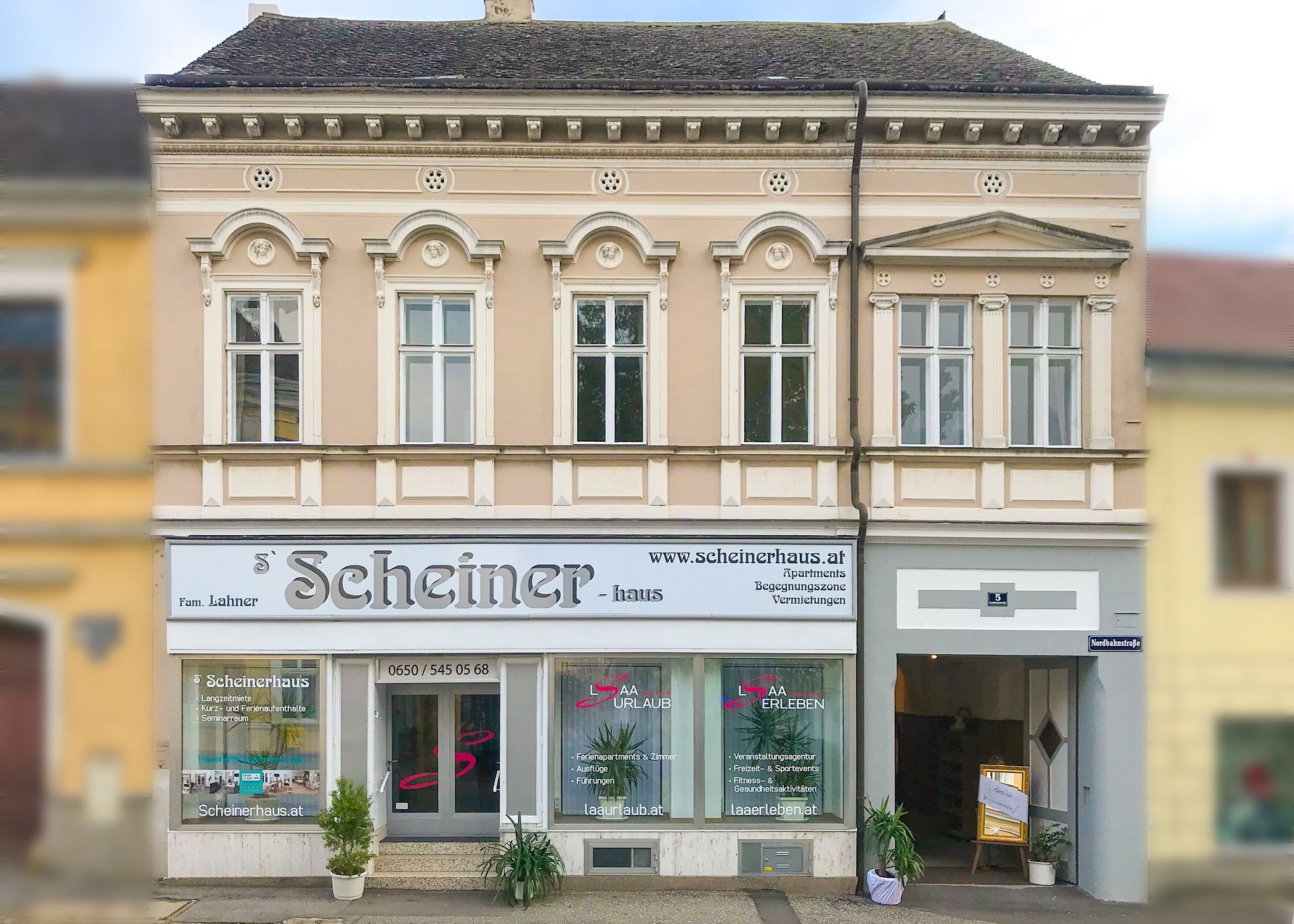 Fassade eines zweistöckigen Gebäudes mit dem Schriftzug 'Scheinerhaus'.