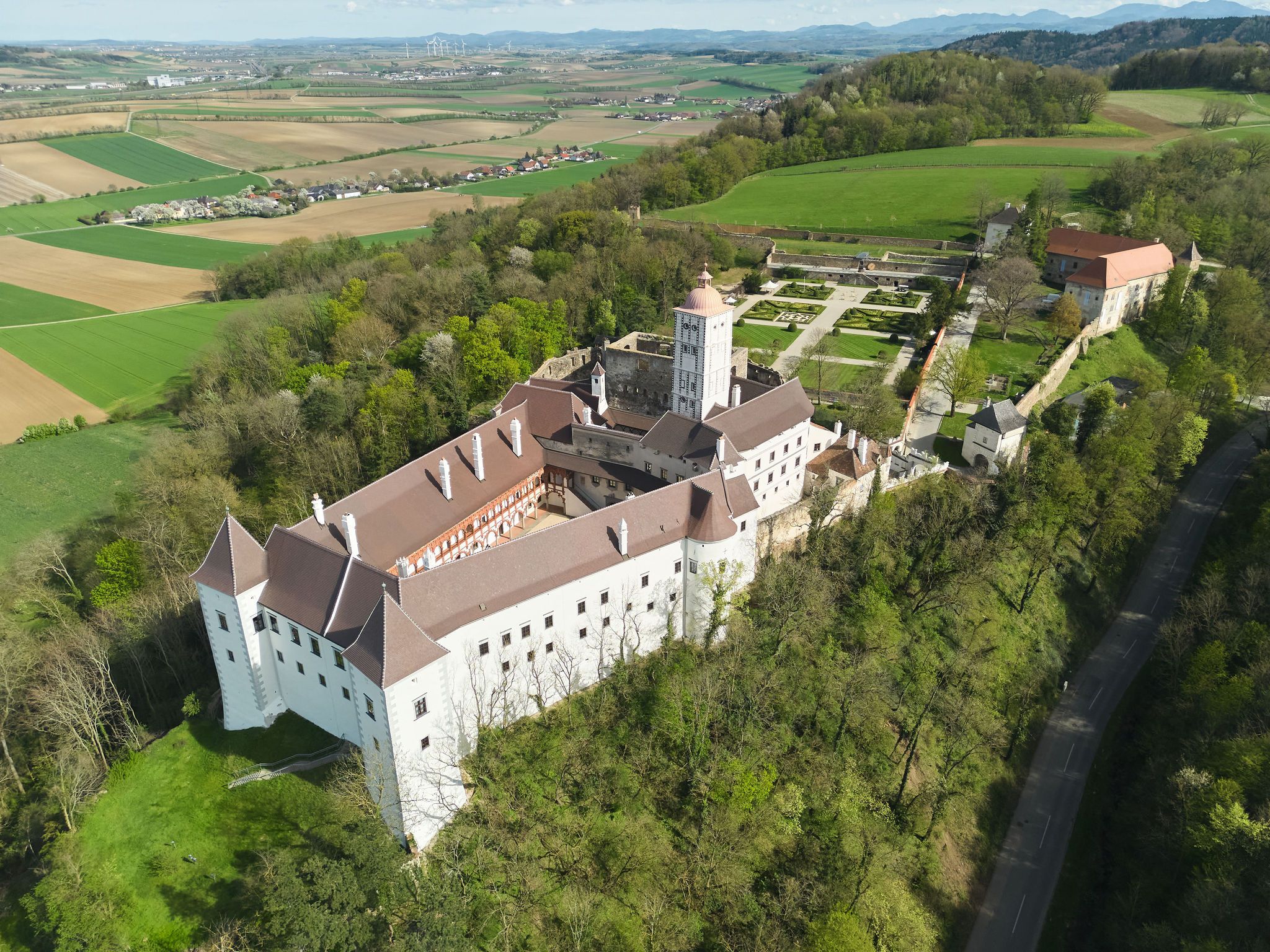 Luftaufnahme der Schallaburg inmitten grüner Landschaft.
