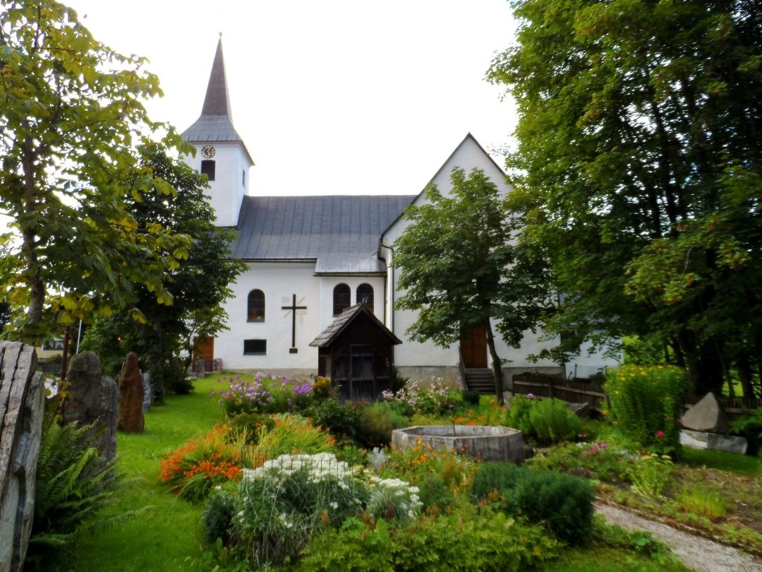 Schöner Garten der Pfarrkirche Lackenhof