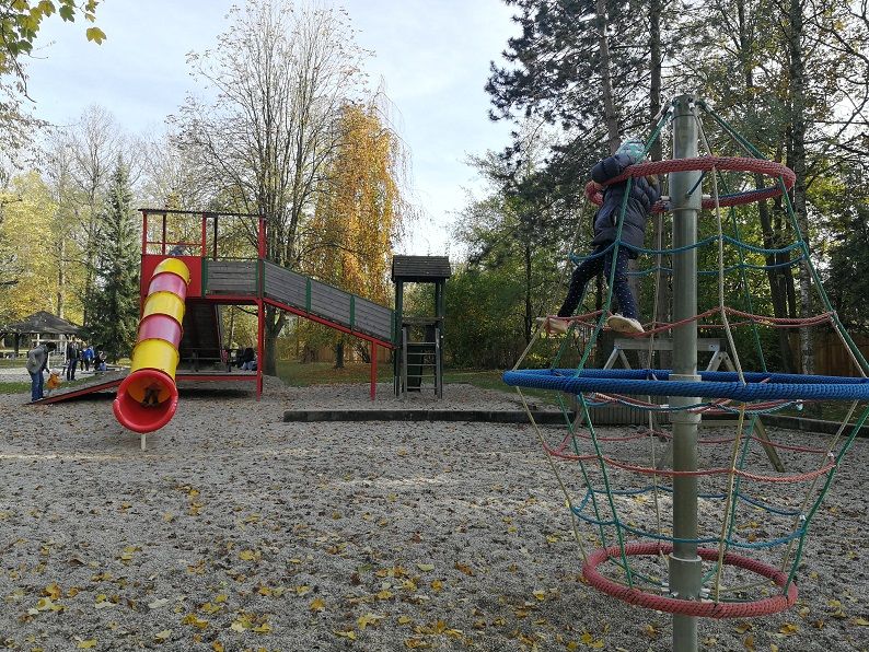 Spielplatz mit Rutsche und Klettergerüst im Hammerpark.