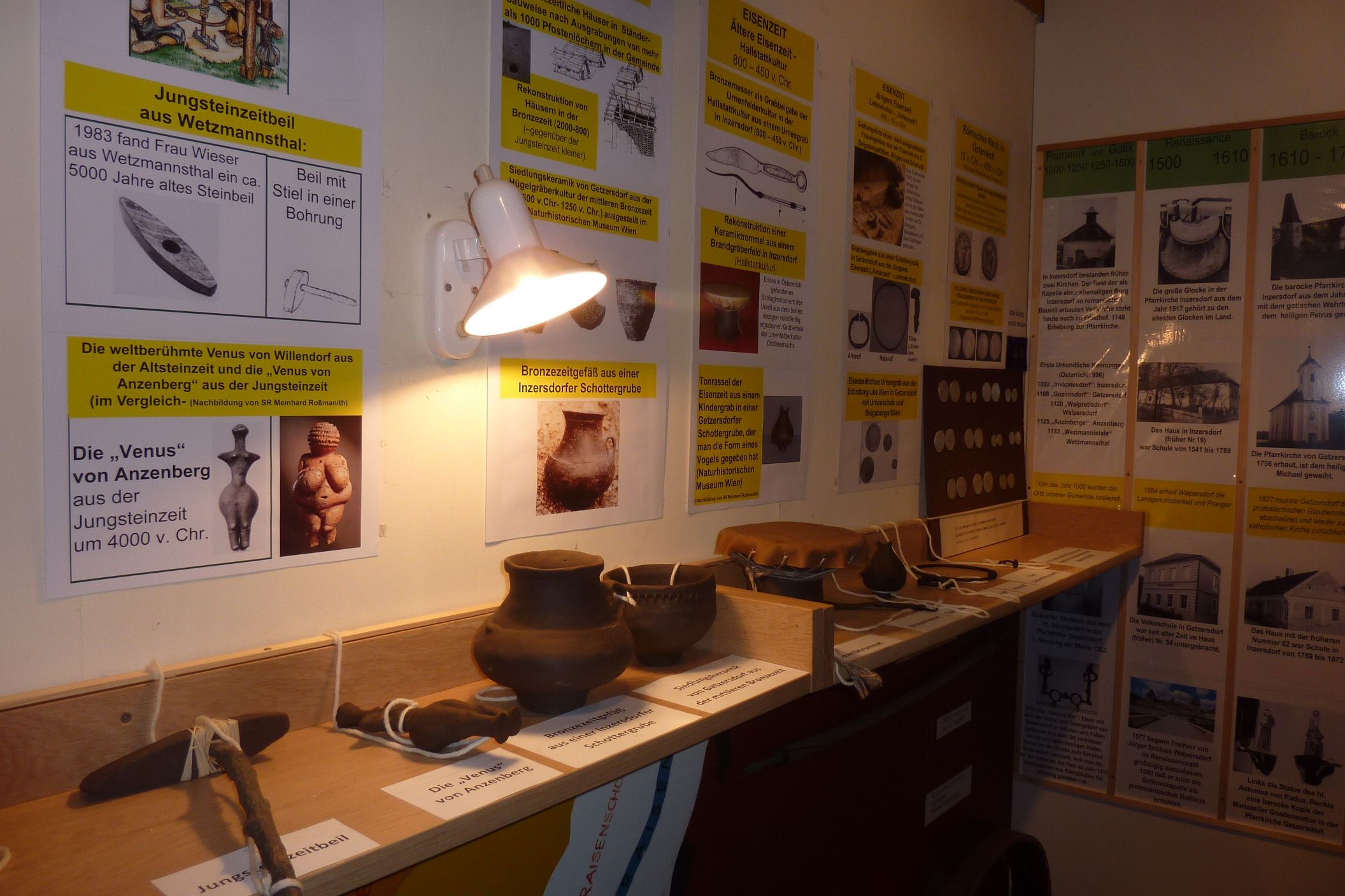 Ausstellung im Heimatmuseum mit archäologischen Funden und Informationstafeln.