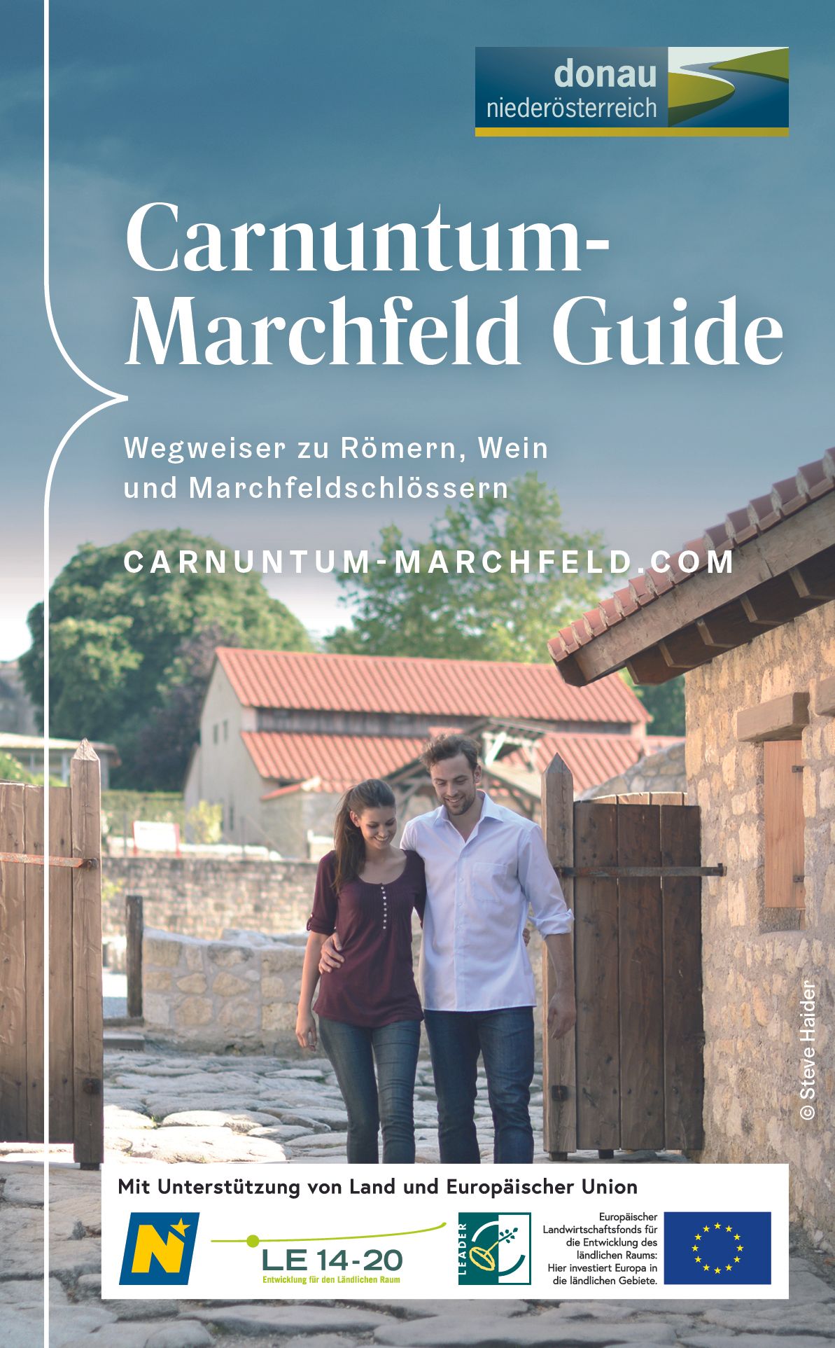Coverbild: Ein Paar spaziert entspannt durch die Römerstadt Petronell Carnuntum. 