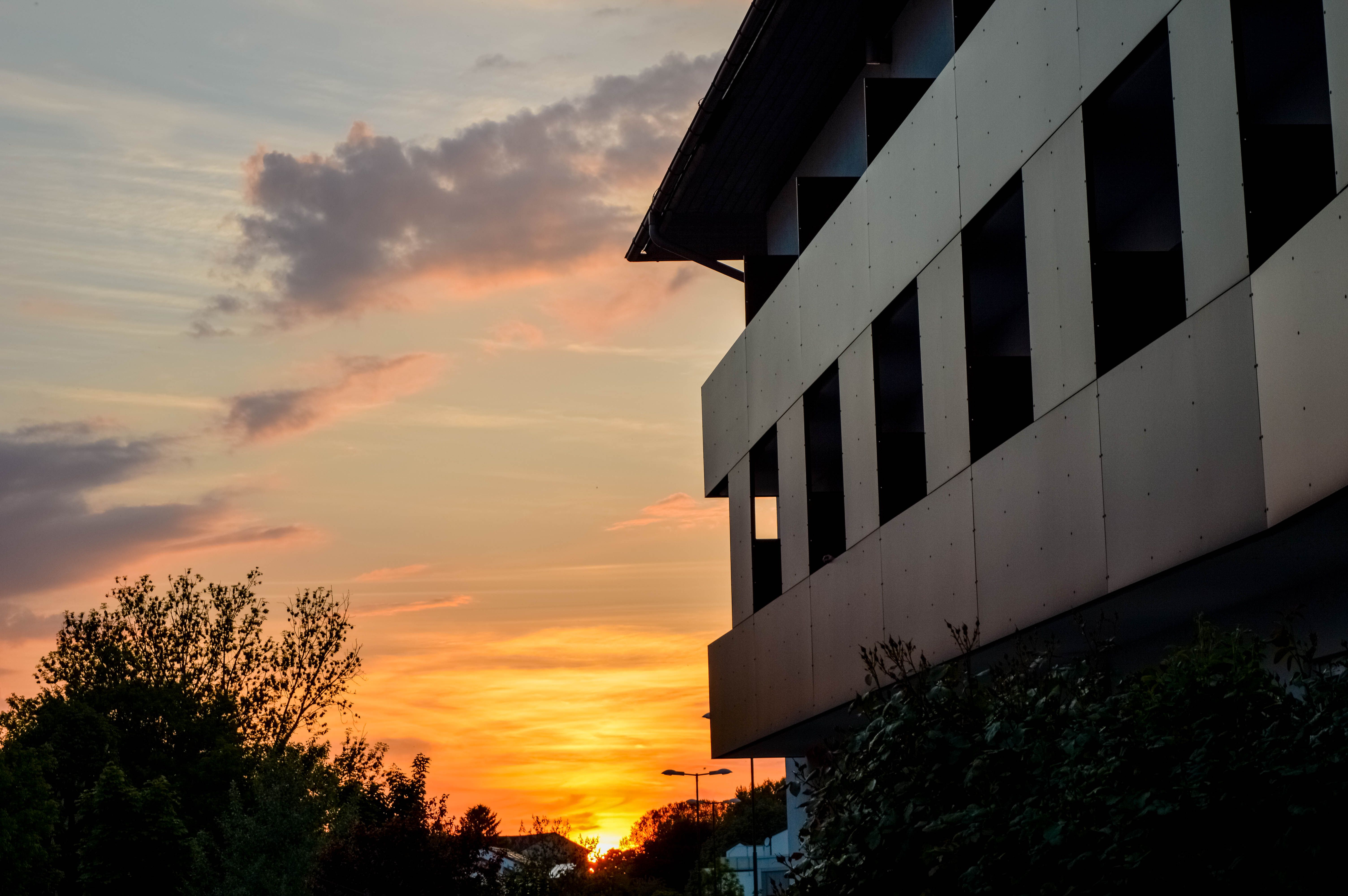 Aussenansicht Hotel mit Sonnenuntergang 