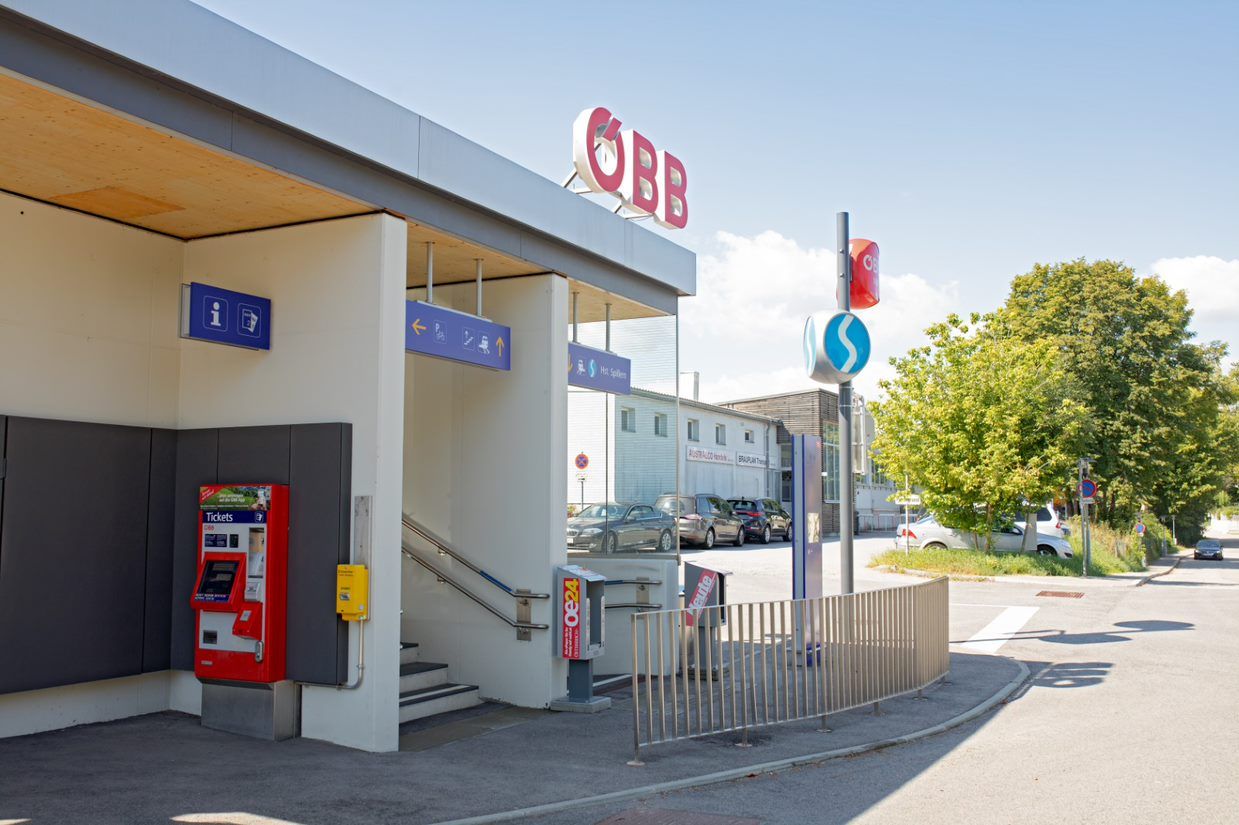 Eingang des Bahnhofs Spillern mit ÖBB-Logo und Ticketautomat.