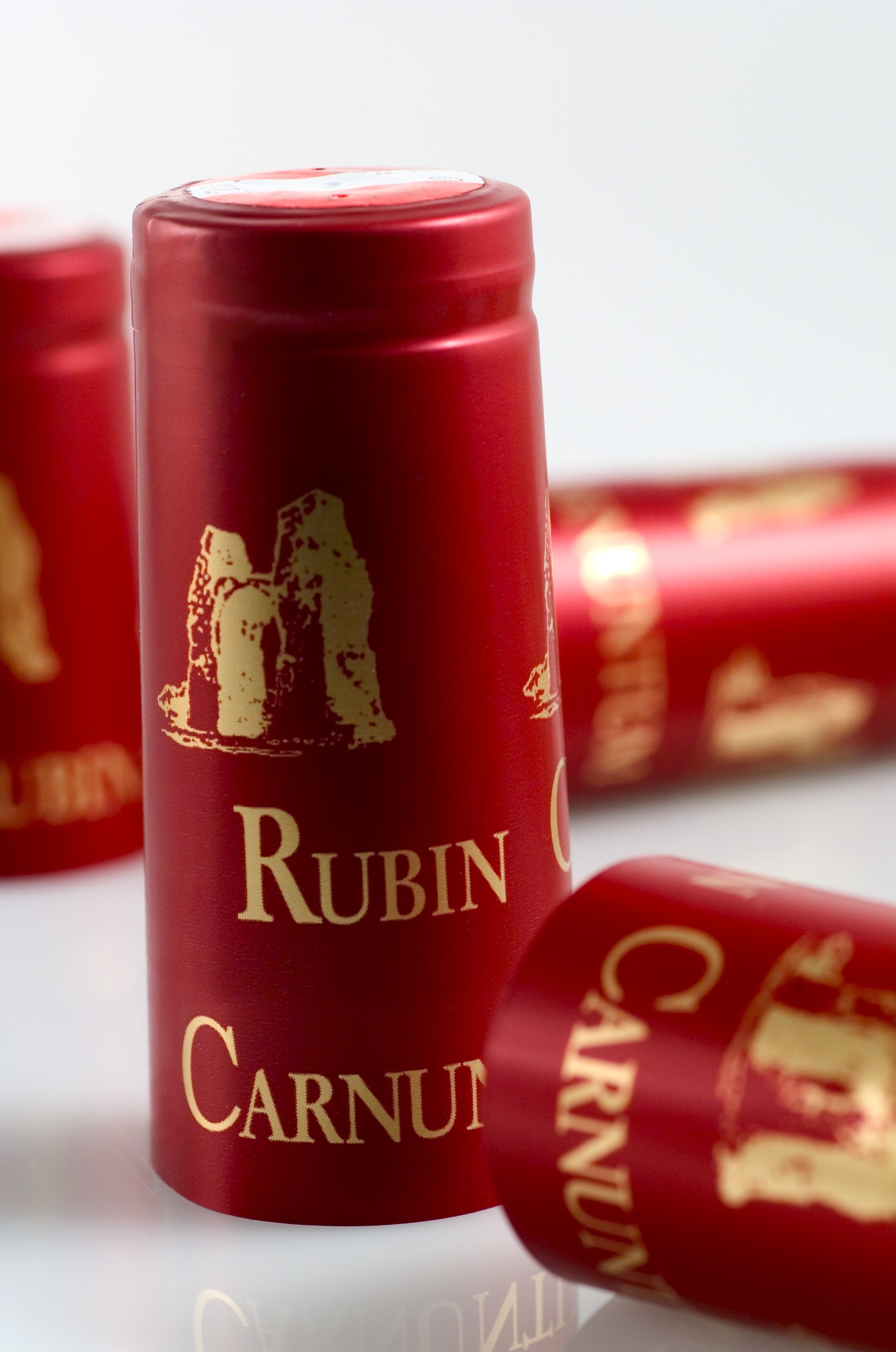 Nahaufnahme von roten Weinkapseln mit der Aufschrift 'Rubin Carnuntum'.
