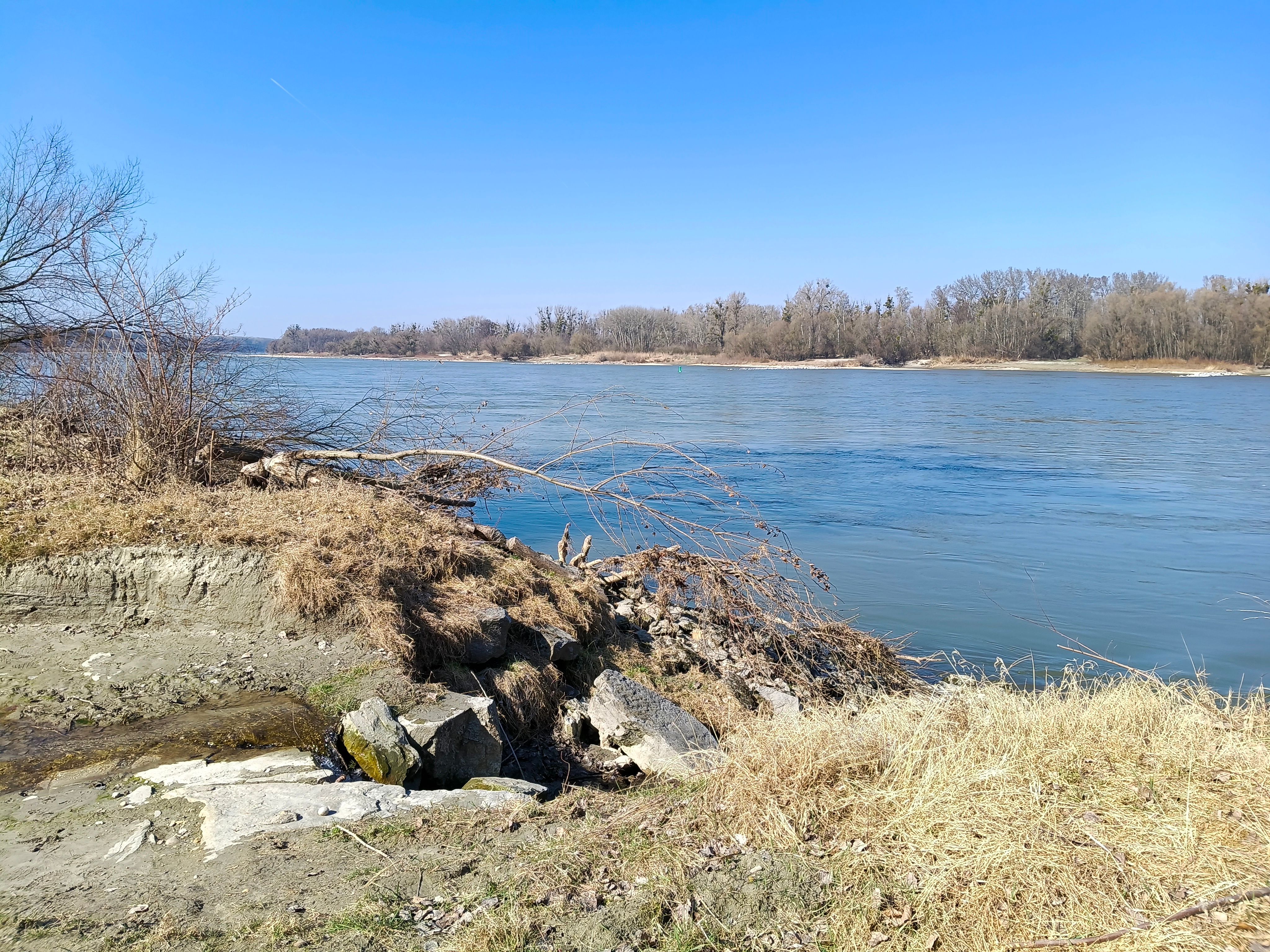 Blick auf die Donau und am Ufer Steine