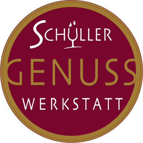 Logo der Schüller Genuss Werkstatt mit rotem Hintergrund und goldener Schrift.