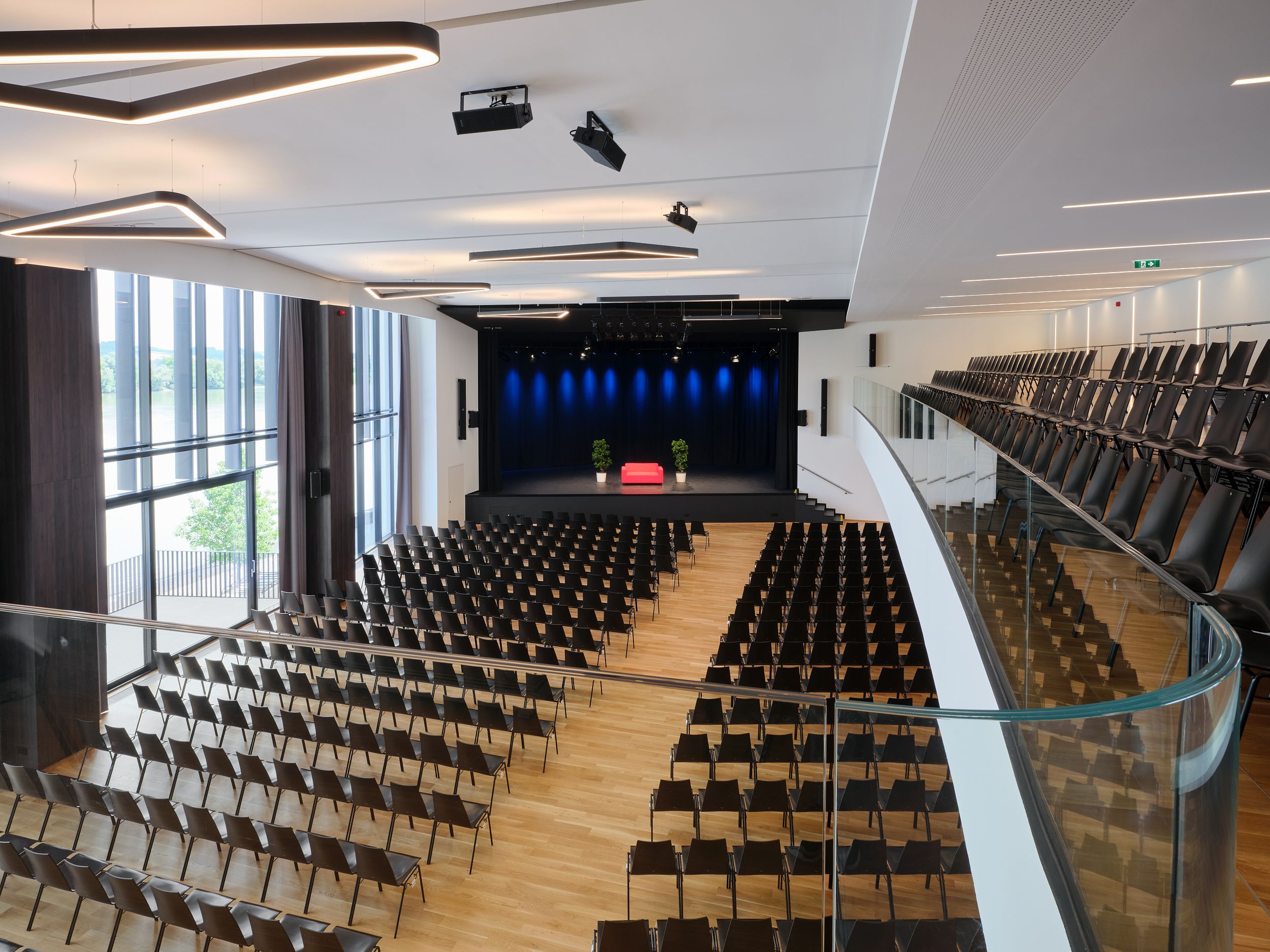 Innenansicht der Stadthalle Ybbs mit leeren Sitzreihen und Bühne.