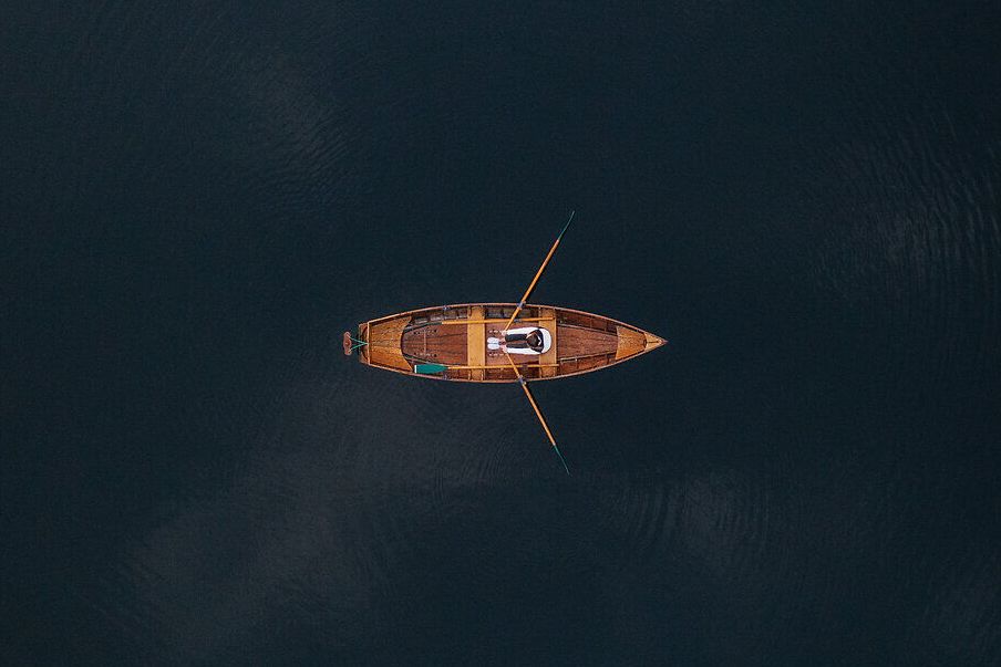 Ein ruhiges Boot gleitet sanft über die spiegelglatte Wasseroberfläche, umgeben von der majestätischen Kulisse der Berge. Die friedliche Atmosphäre lädt dazu ein, die Seele baumeln zu lassen und die Schönheit der Natur in vollen Zügen zu genießen.