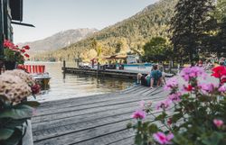 Paar entspannt am Steg des Lunzer Sees