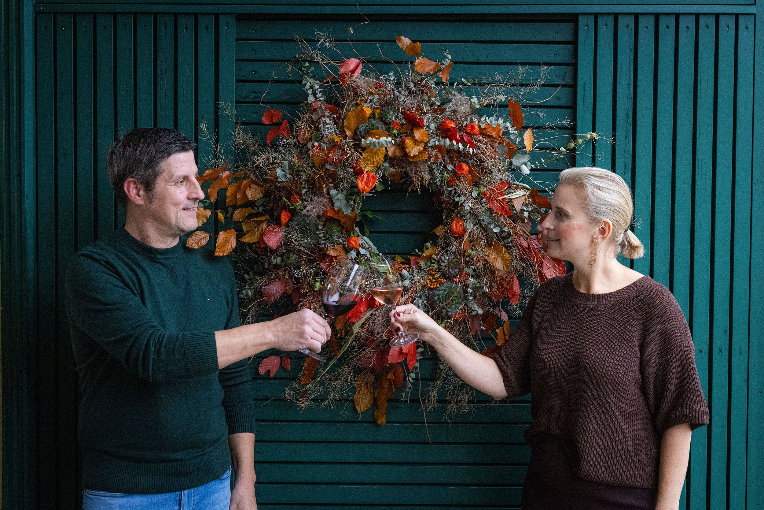 Die Besitzer des Weinguts beim Eingangsportal