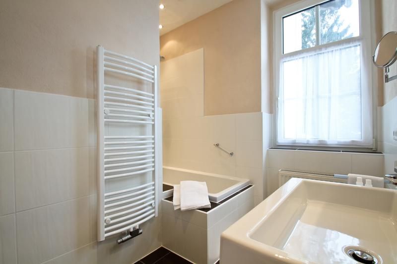 Lichtdurchflutete Badezimmer im Living-Style-Design
