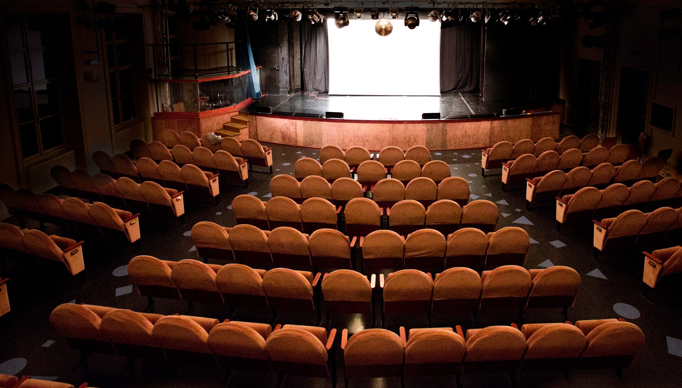 Großer Saal mit Bühne