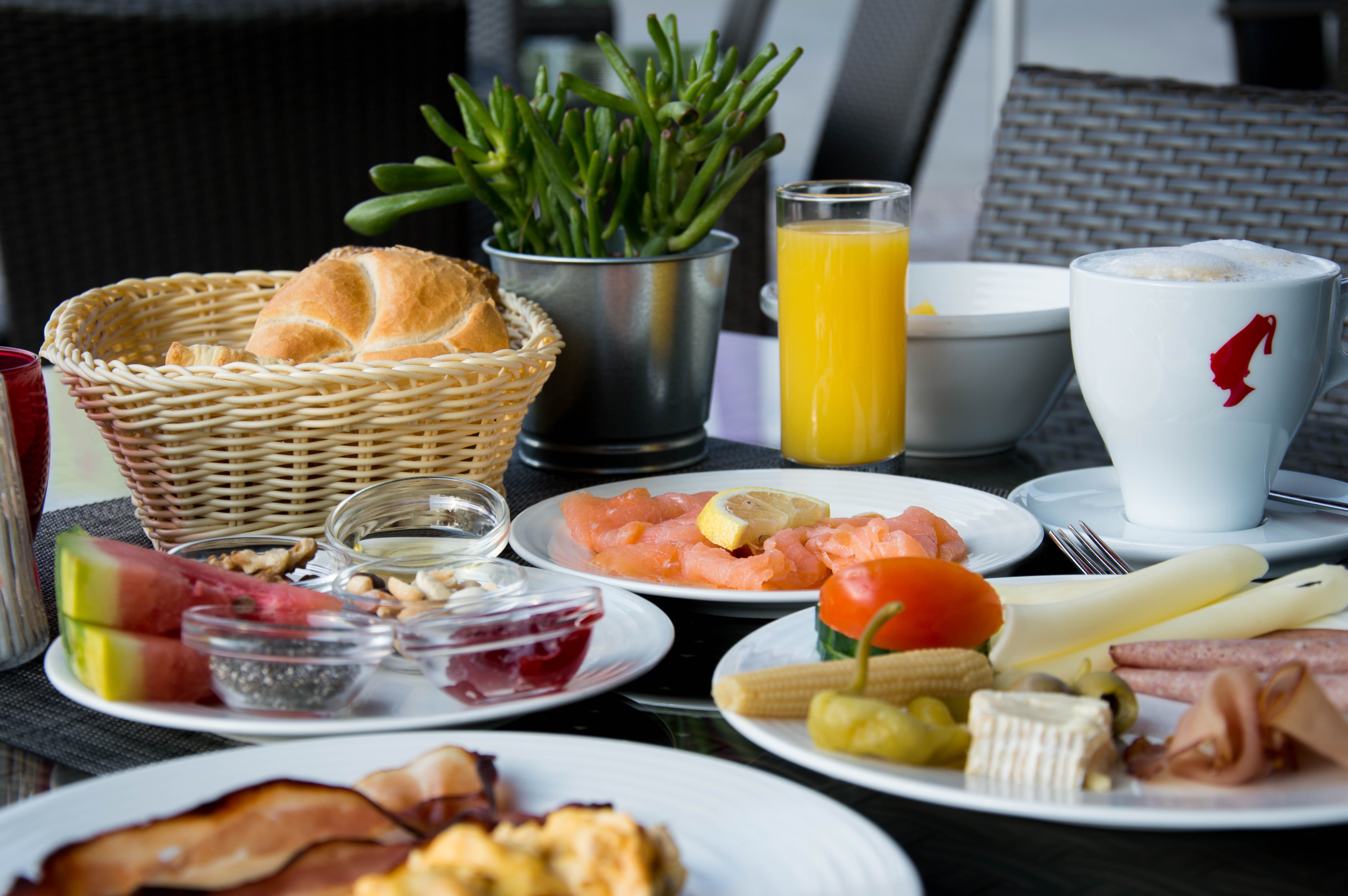 Gedeckter Frühstückstisch 