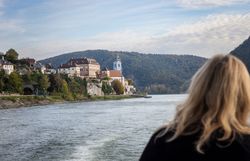 Eine Dame von hinten blickt auf Dürnstein.