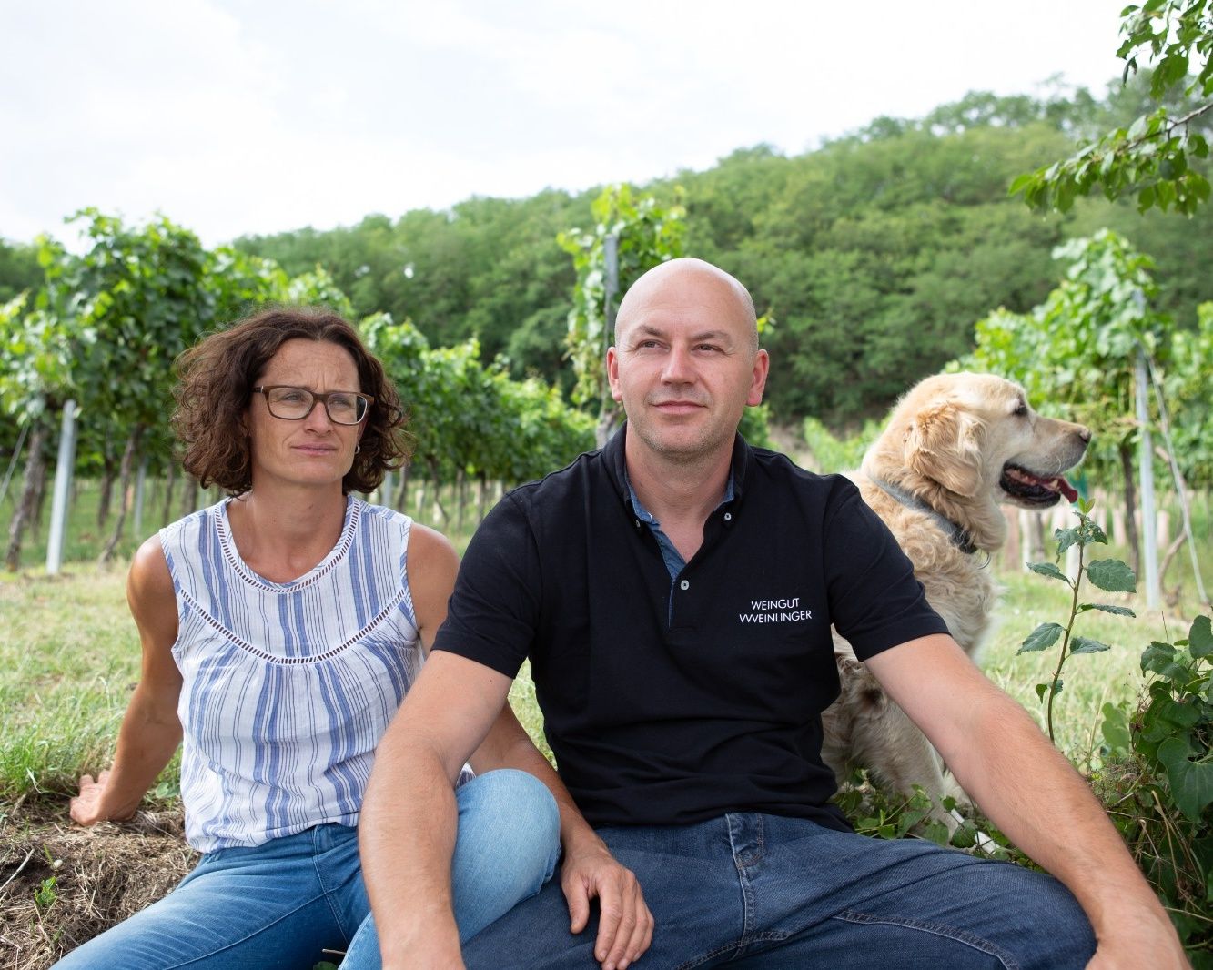 Pärchen mit Hund im Weingarten