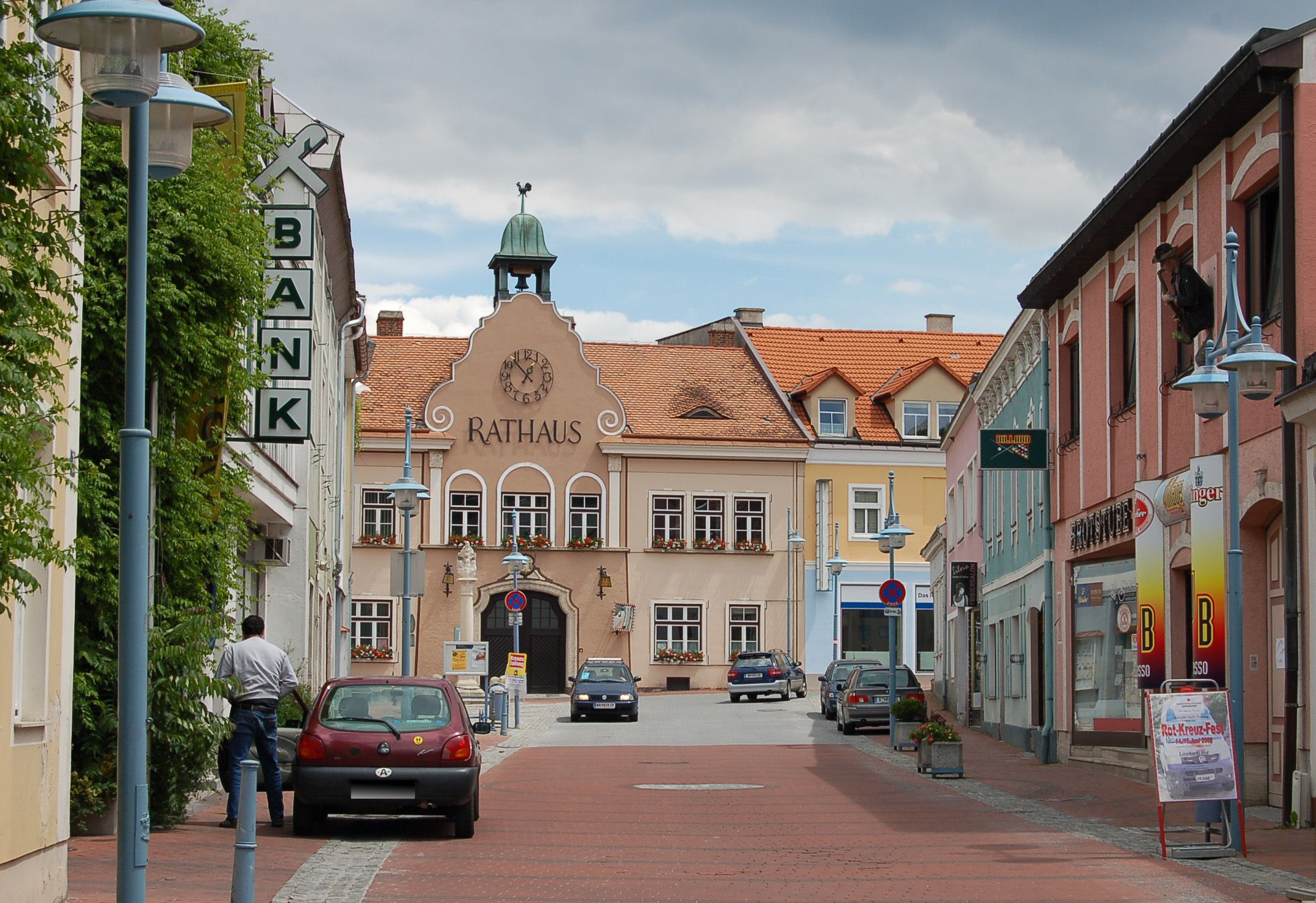 Straße in Markt Piesting mit Rathaus im Hintergrund.