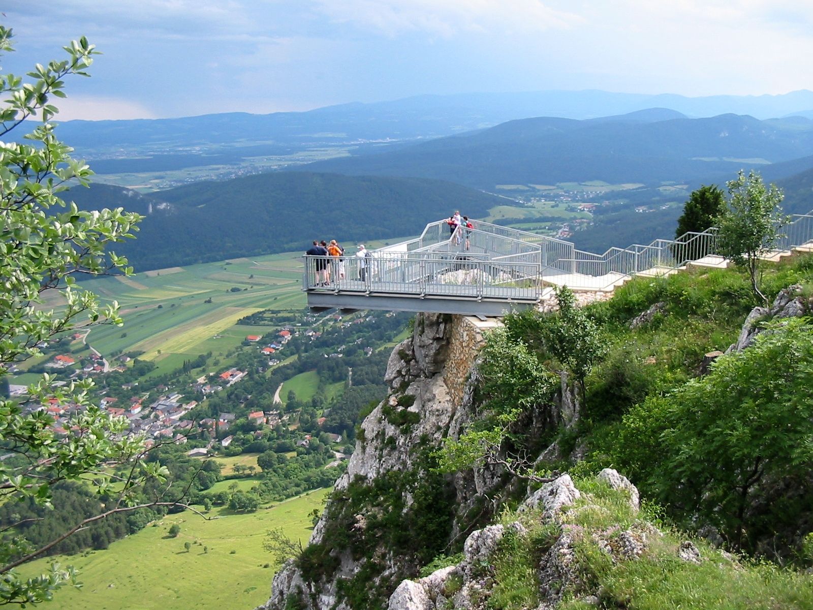 Aussichtsplattform auf der Hohen Wand mit Blick auf das Tal.
