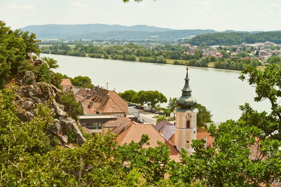 Blick auf Marbach an der Donau im Sommer mit Kirche und Fluss.