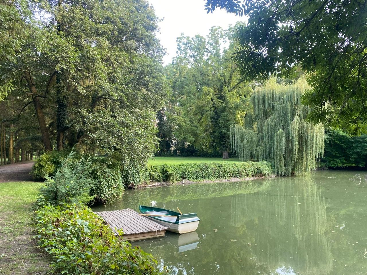 Gartenteich mit Boot und Anlegestelle