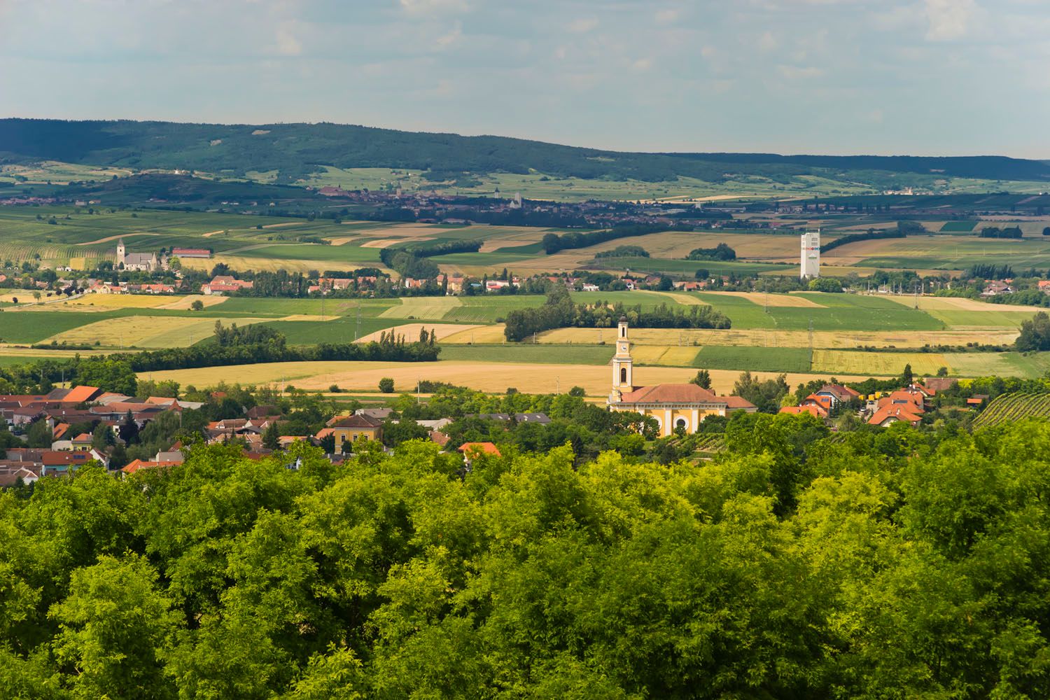 Landschaftsansicht von Zellerndorf mit Kirche und Feldern.