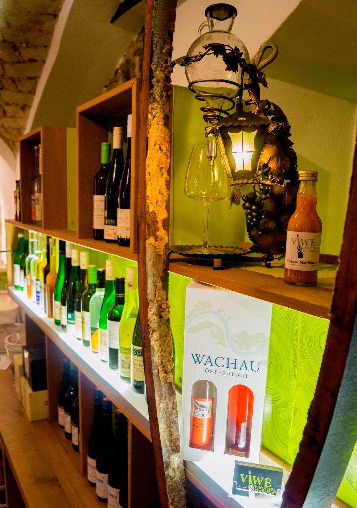 Regal mit Weinflaschen und Dekoration in einer Weinbar.