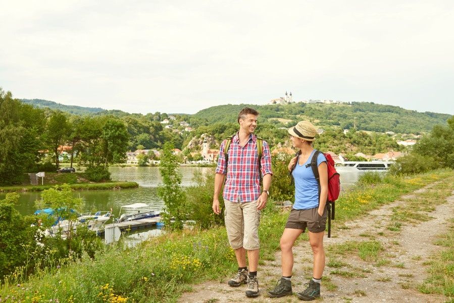 Wandern in Krummnussbaum im Hintergrund Basilika Maria Taferl