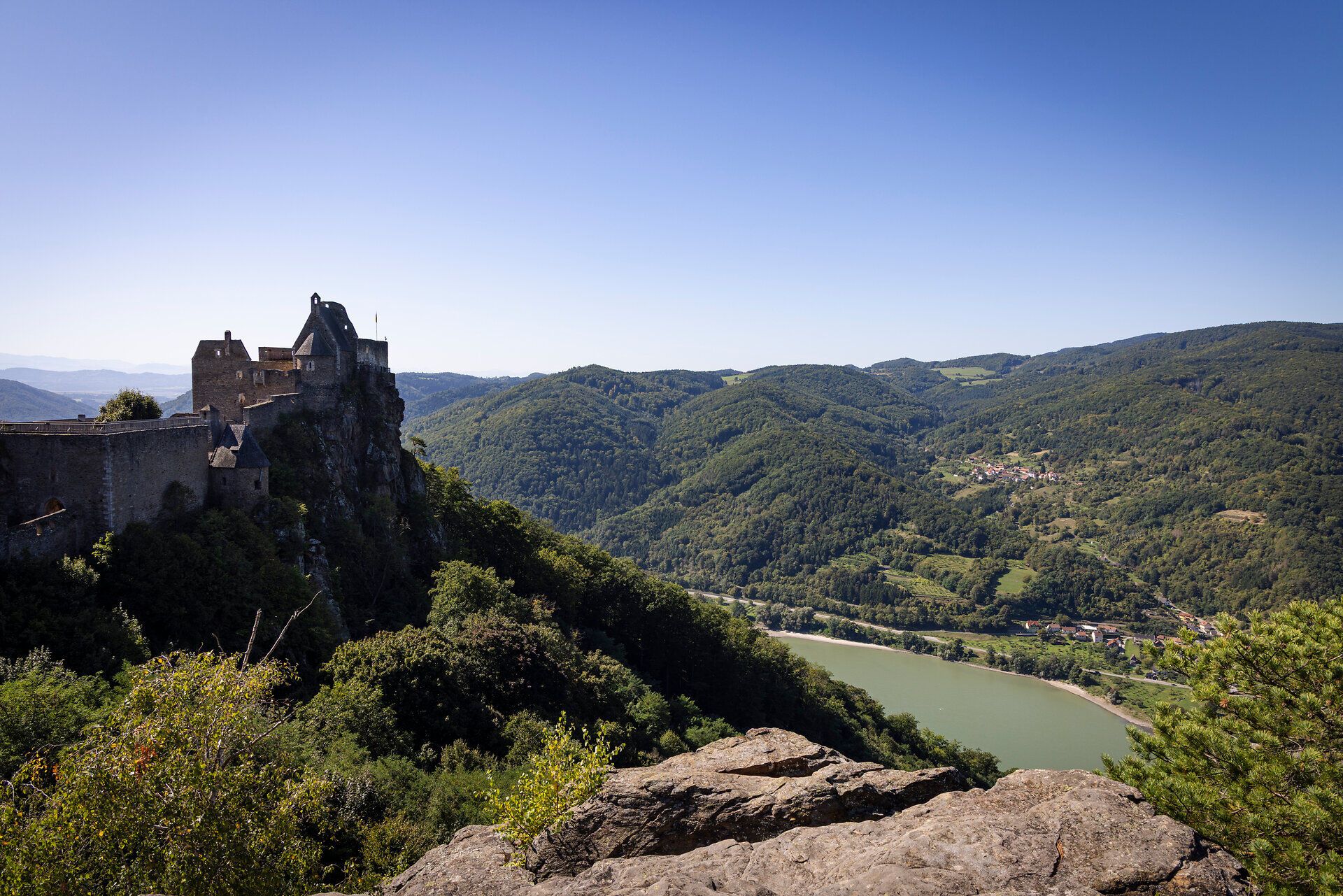 Die Ruine Aggstein in der Wachau mit der Donau