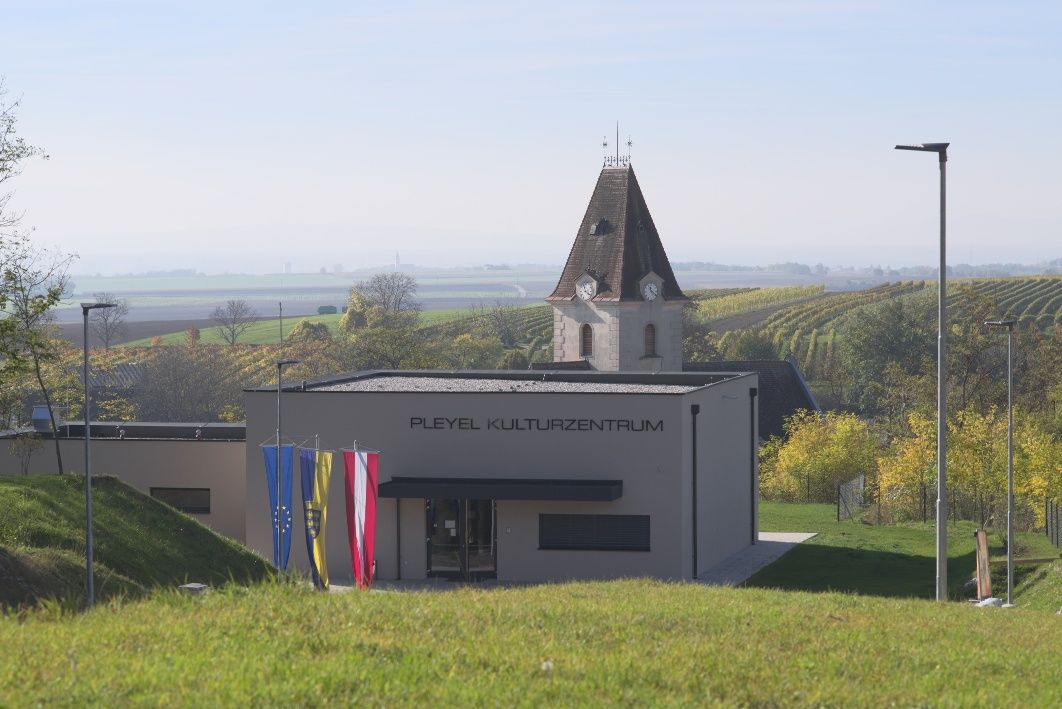 Pleyel Zentrum im Vordergrund, dahinter Weinberge