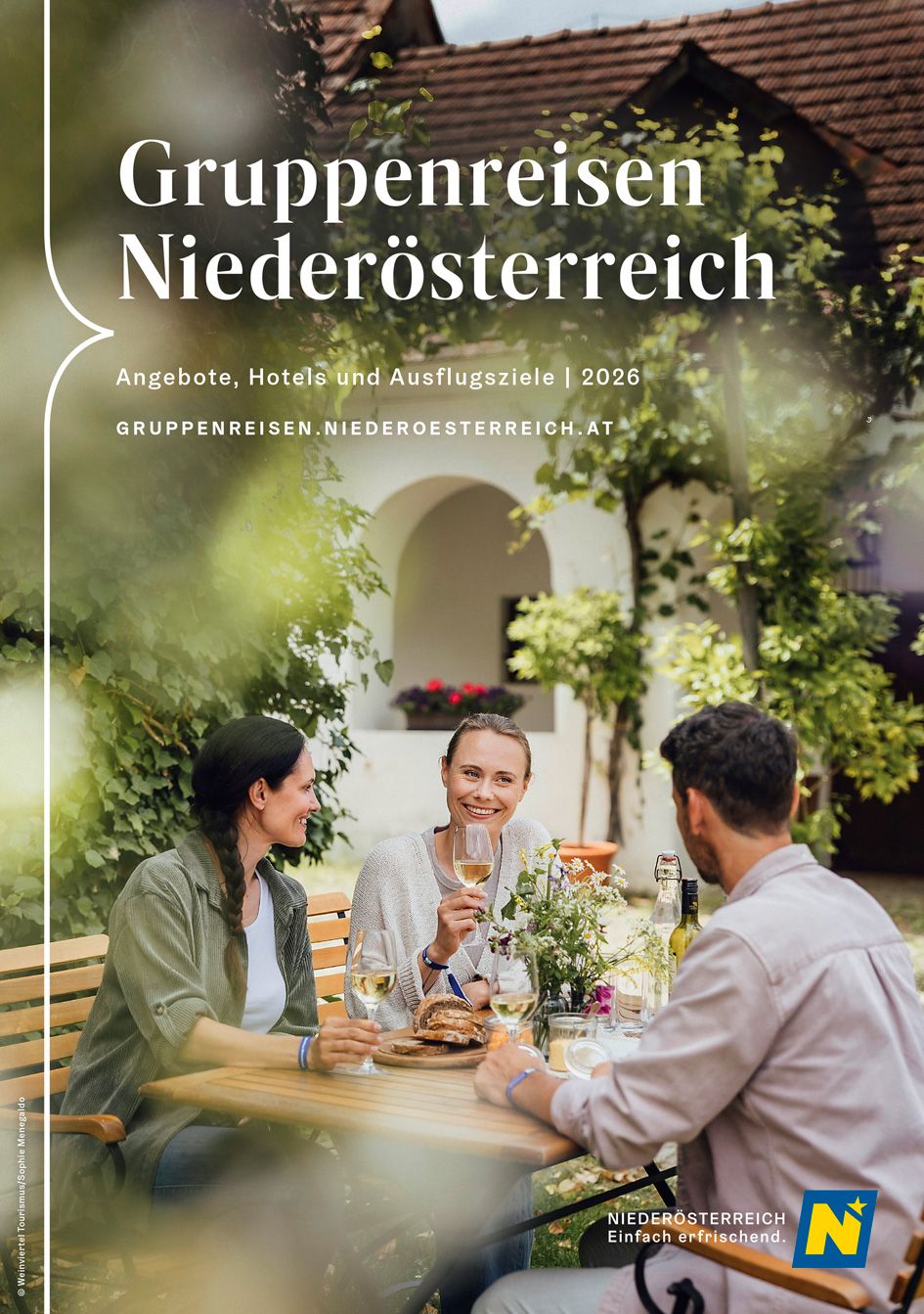 Coverbild: Drei Personen genießen regionale Kulinarik in einem Innenhof. 