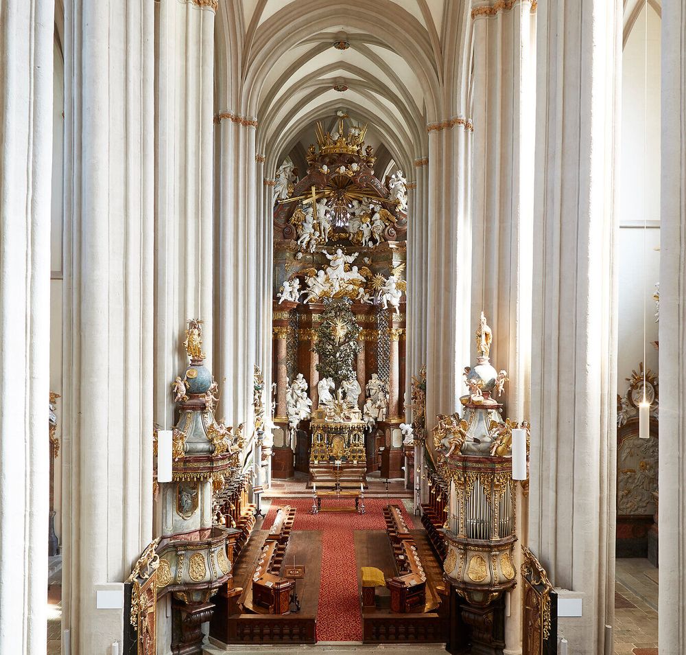 Die majestätischen Säulen und die kunstvoll gestalteten Altäre des Stifts Zwettl laden Besucher ein, in eine Welt voller Geschichte und Spiritualität einzutauchen. Das Licht, das durch die hohen Fenster strömt, schafft eine Atmosphäre der Ruhe und Besinnung, ideal für einen Moment der Reflexion.