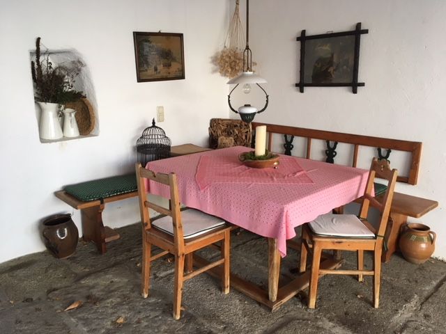 Überdachter Essbereich im Innenhof