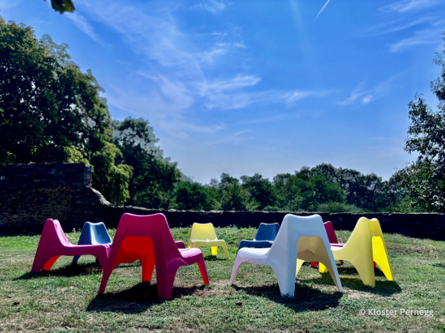 Klostergarten mit Sesselkreis im Kloster Pernegg 2024 © Schewig Dieter