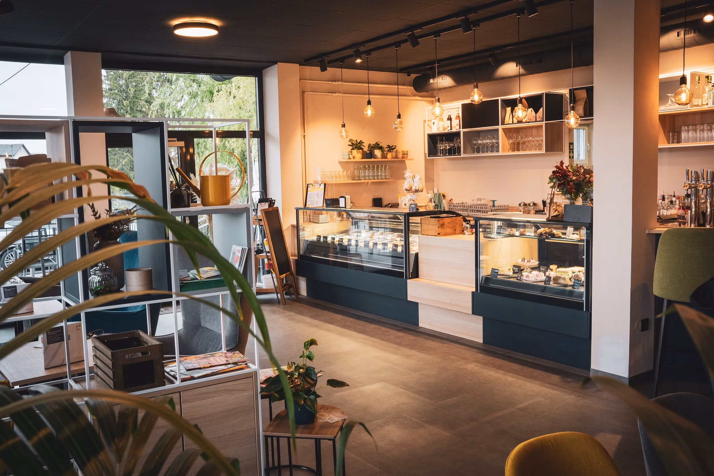 Theke des Cafehauses mit vielen Mehlspeisen.