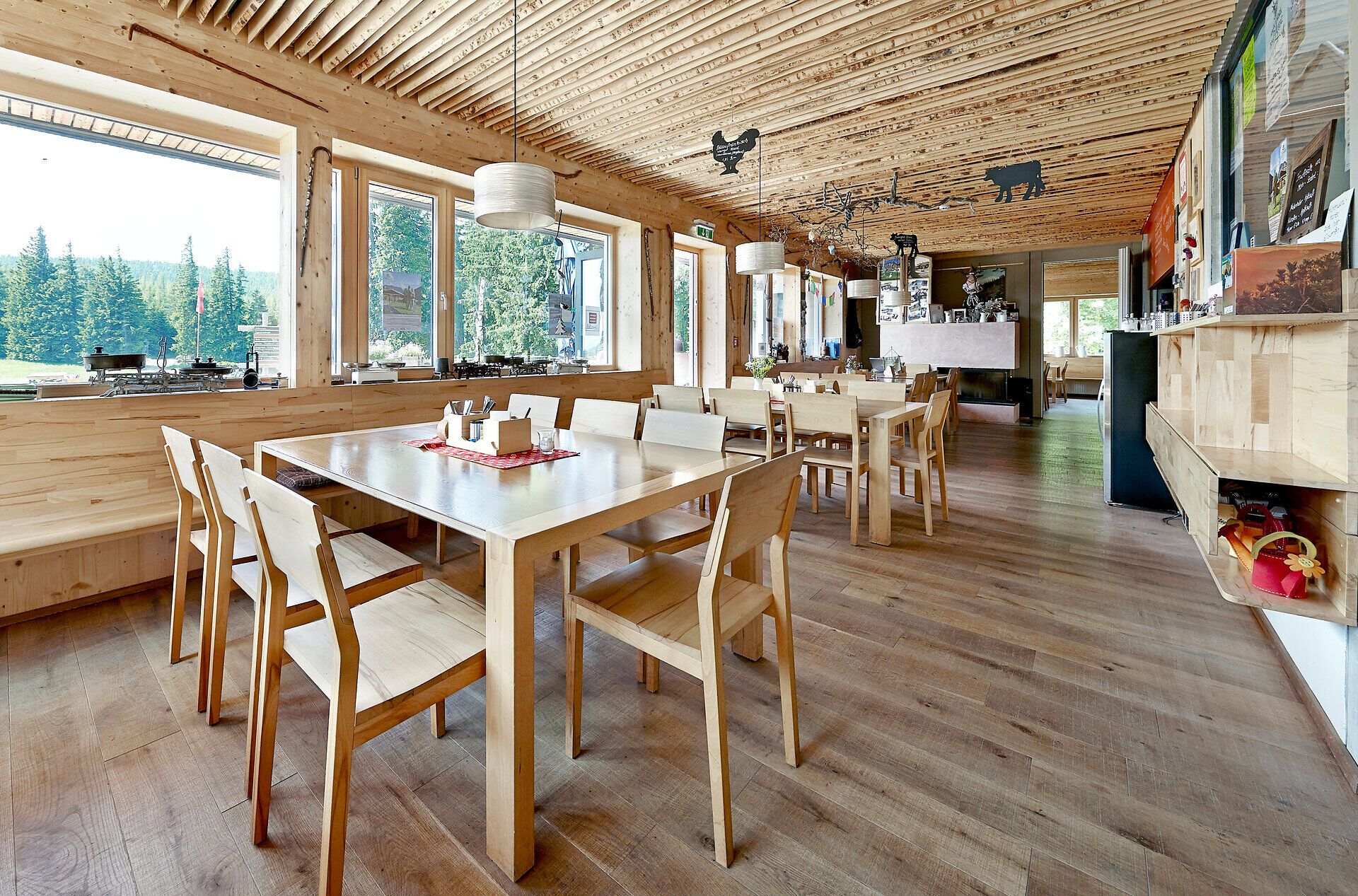 Heller Gastraum im Naturfreundehaus Knofeleben