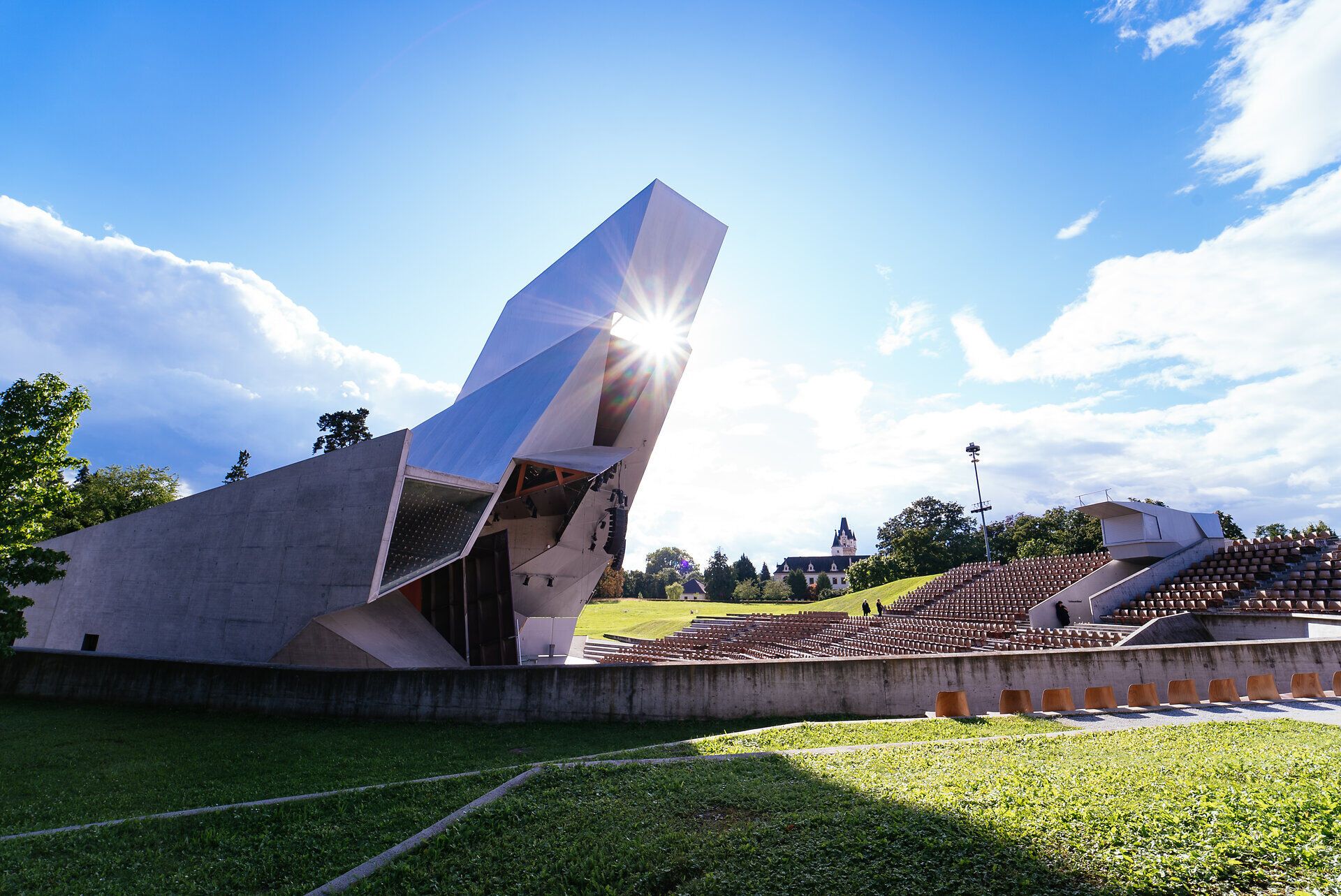 Die sanften Wiesen laden zu einem entspannten Tag im Freien ein, während die majestätische Architektur der Open-Air Bühne "Wolkenturm" eine faszinierende Kulisse bietet. Hier, umgeben von üppigem Grün und schattenspendenden Bäumen, können Besucher die Ruhe und Schönheit der Natur genießen.