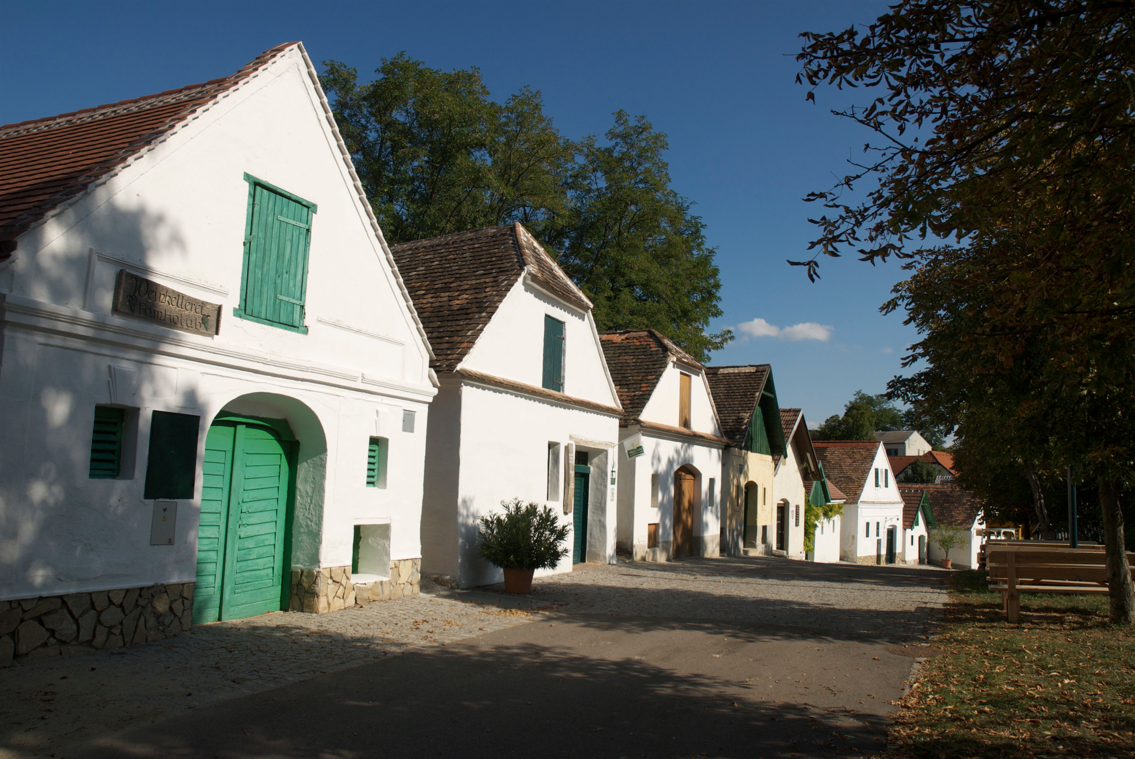 Reihe von traditionellen Weinkellern in Mailberg, Österreich, bei sonnigem Wetter.