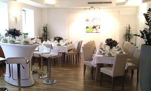 Eleganter Raum mit gedeckten Tischen und Stühlen.