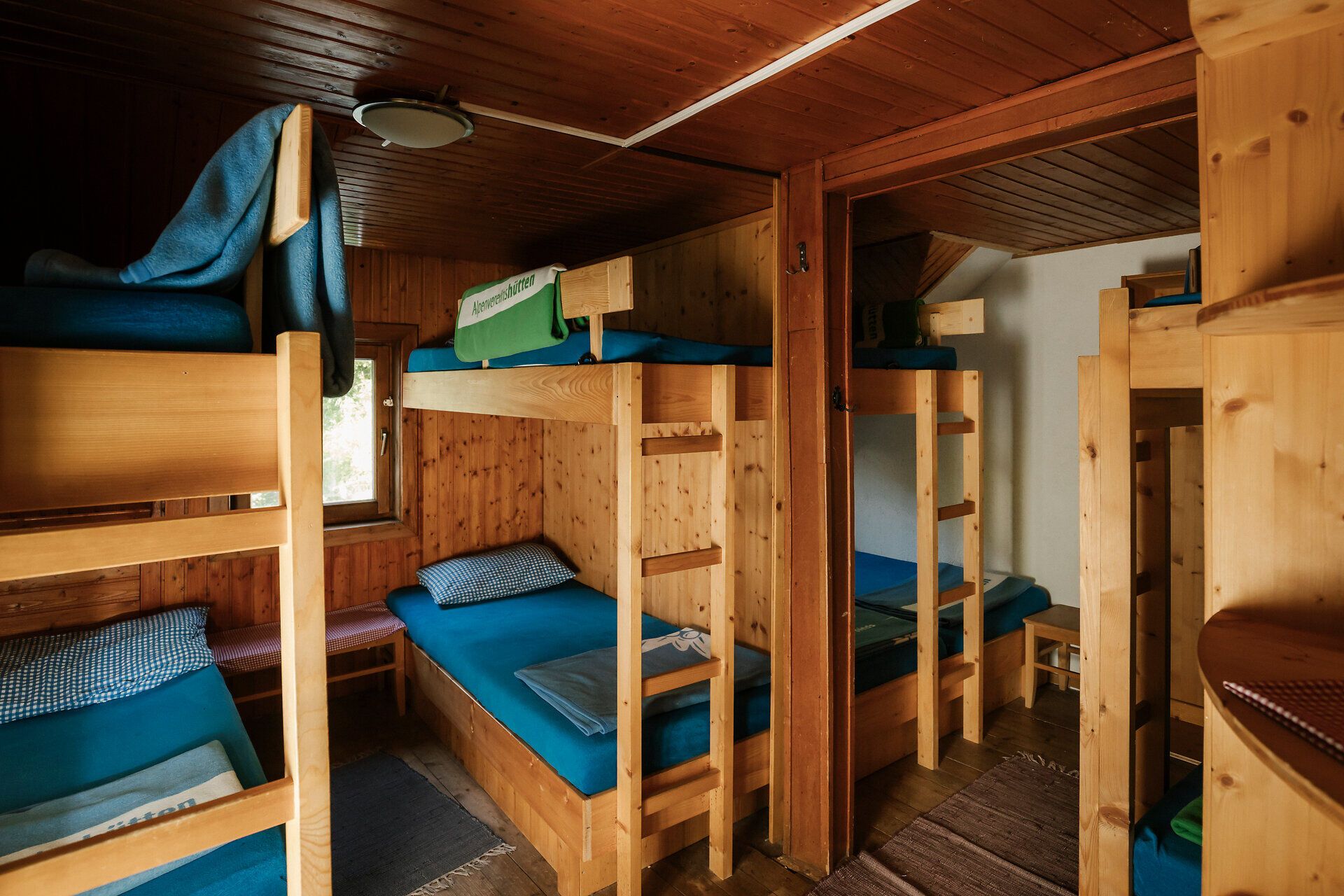 Mehrbettzimmer mit Stockbetten aus Holz in der Edelweißhütte am Schneeberg