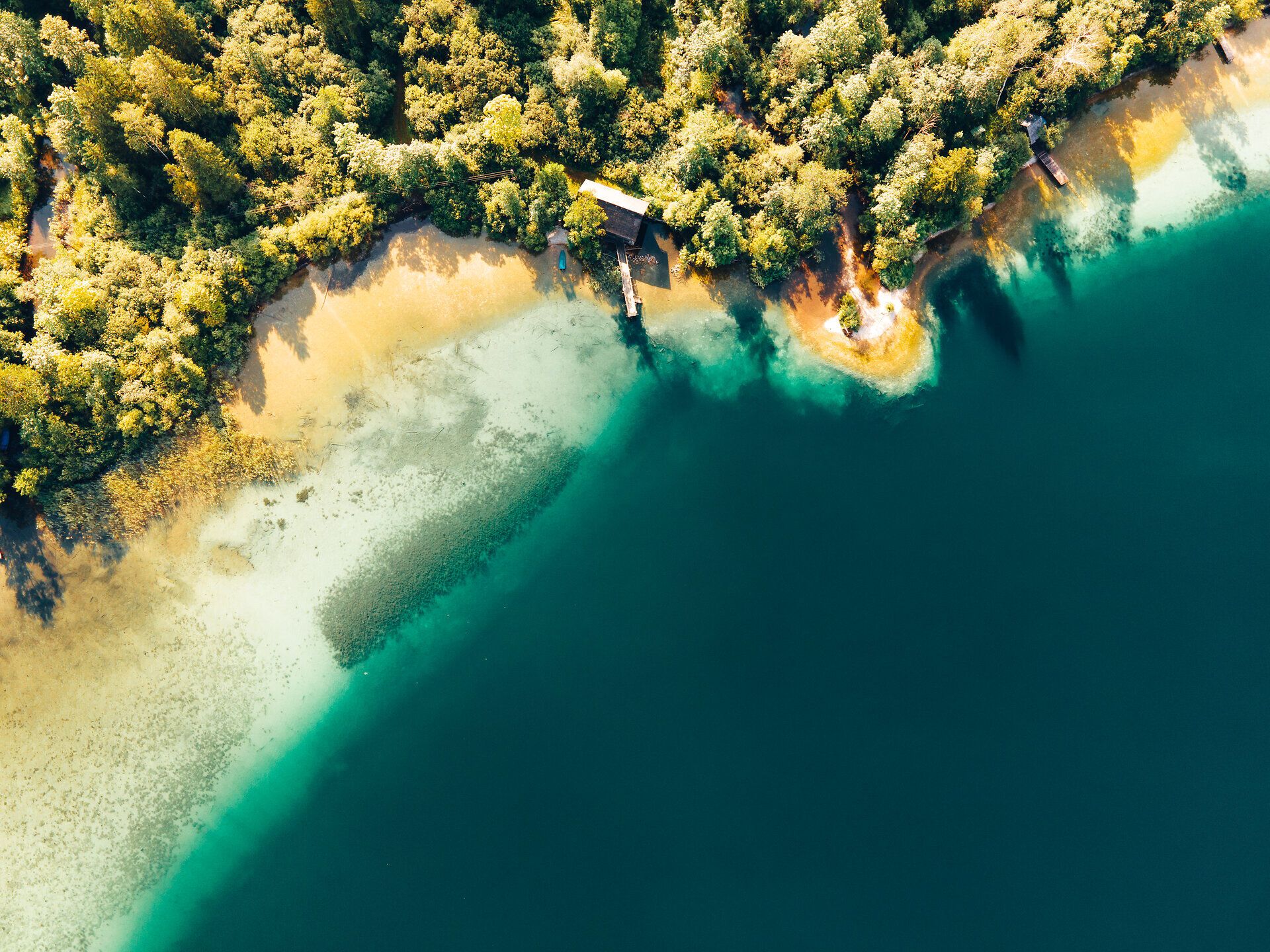 Die sanften Wellen des Lunzer Sees spiegeln die üppige grüne Landschaft wider, während die Sonne sanft durch die Baumkronen scheint. Hier, wo die Natur in voller Pracht erblüht, lädt die ruhige Atmosphäre zu entspannenden Spaziergängen und unvergesslichen Momenten ein.