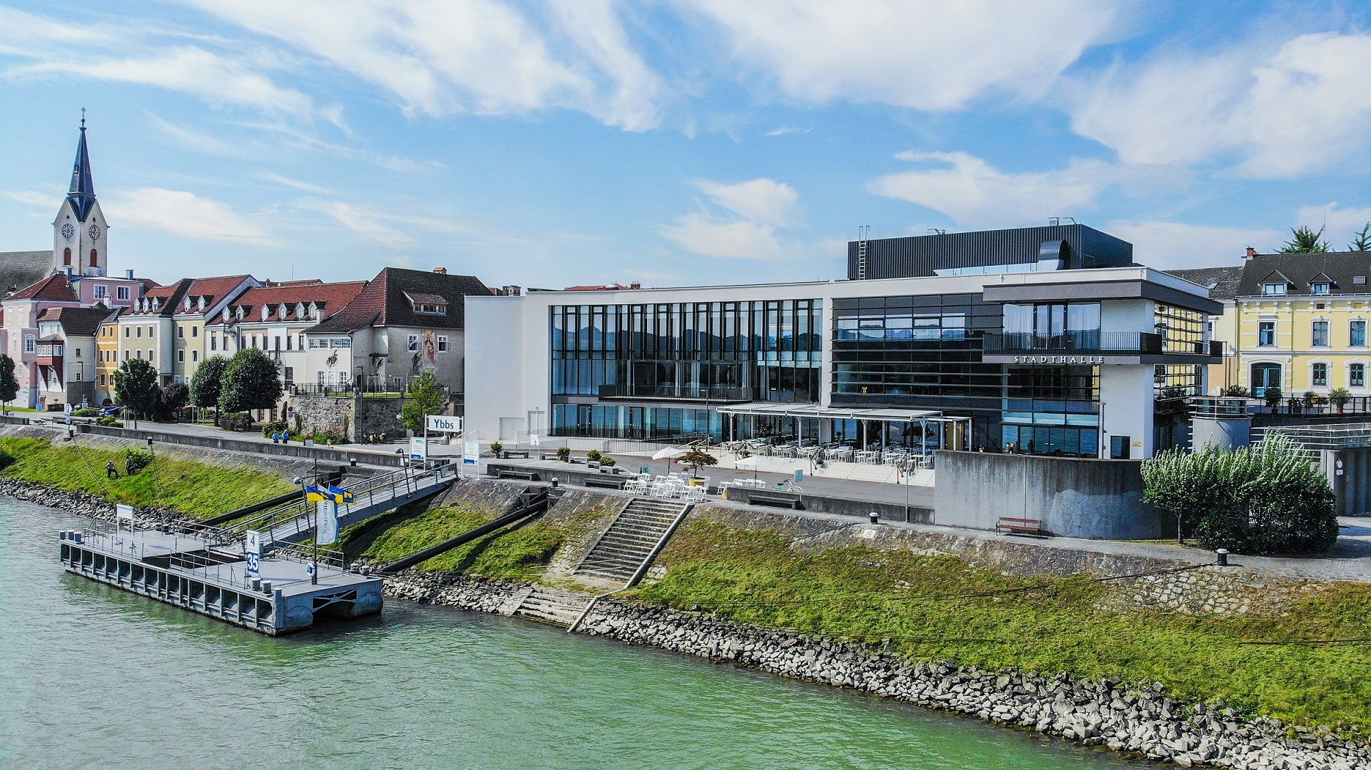 Stadthalle Ybbs an der Donau mit umliegenden Gebäuden und Kirche.