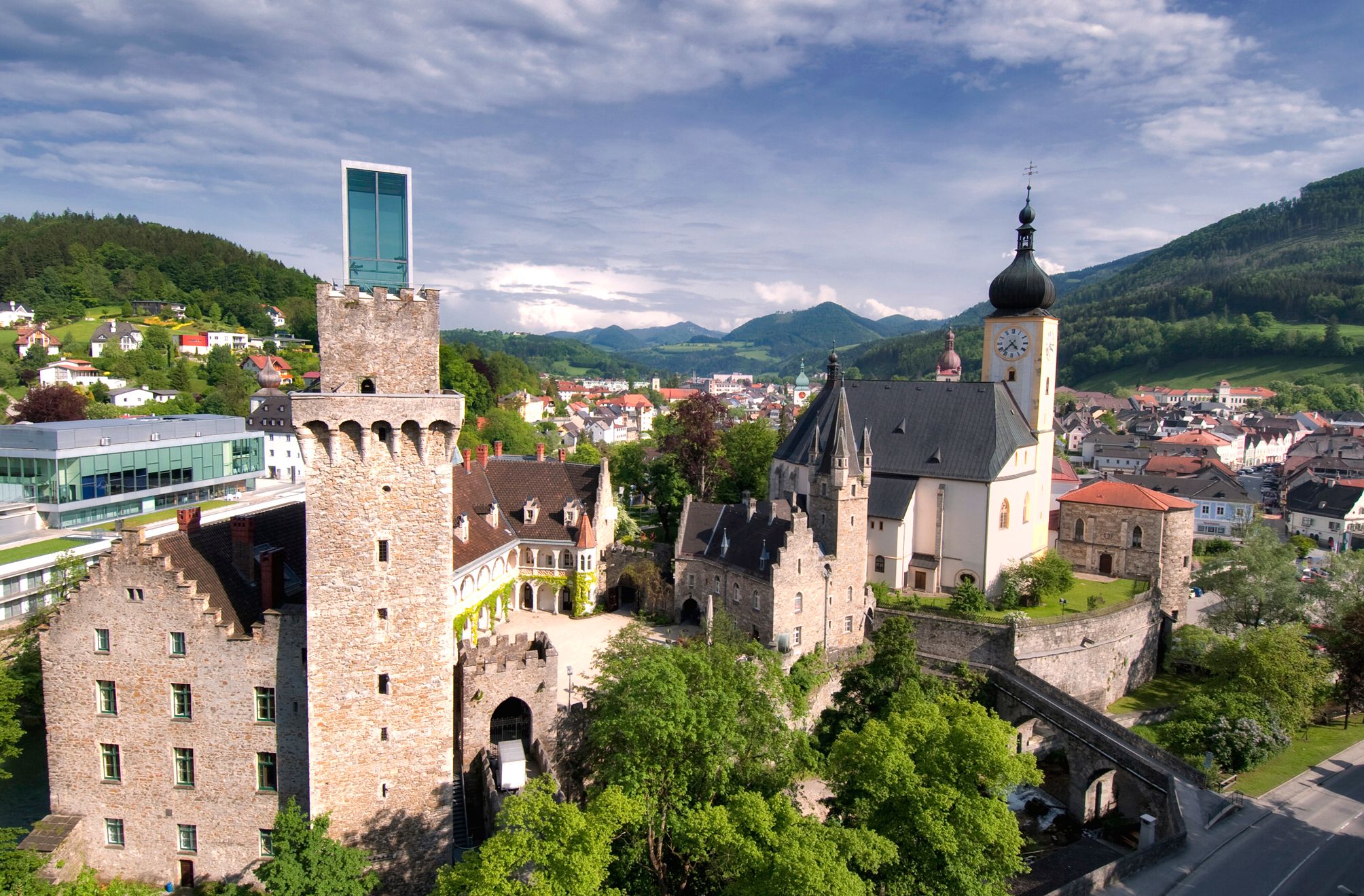 Panorama von Waidhofen an der Ybbs mit historischem Turm und Kirche.