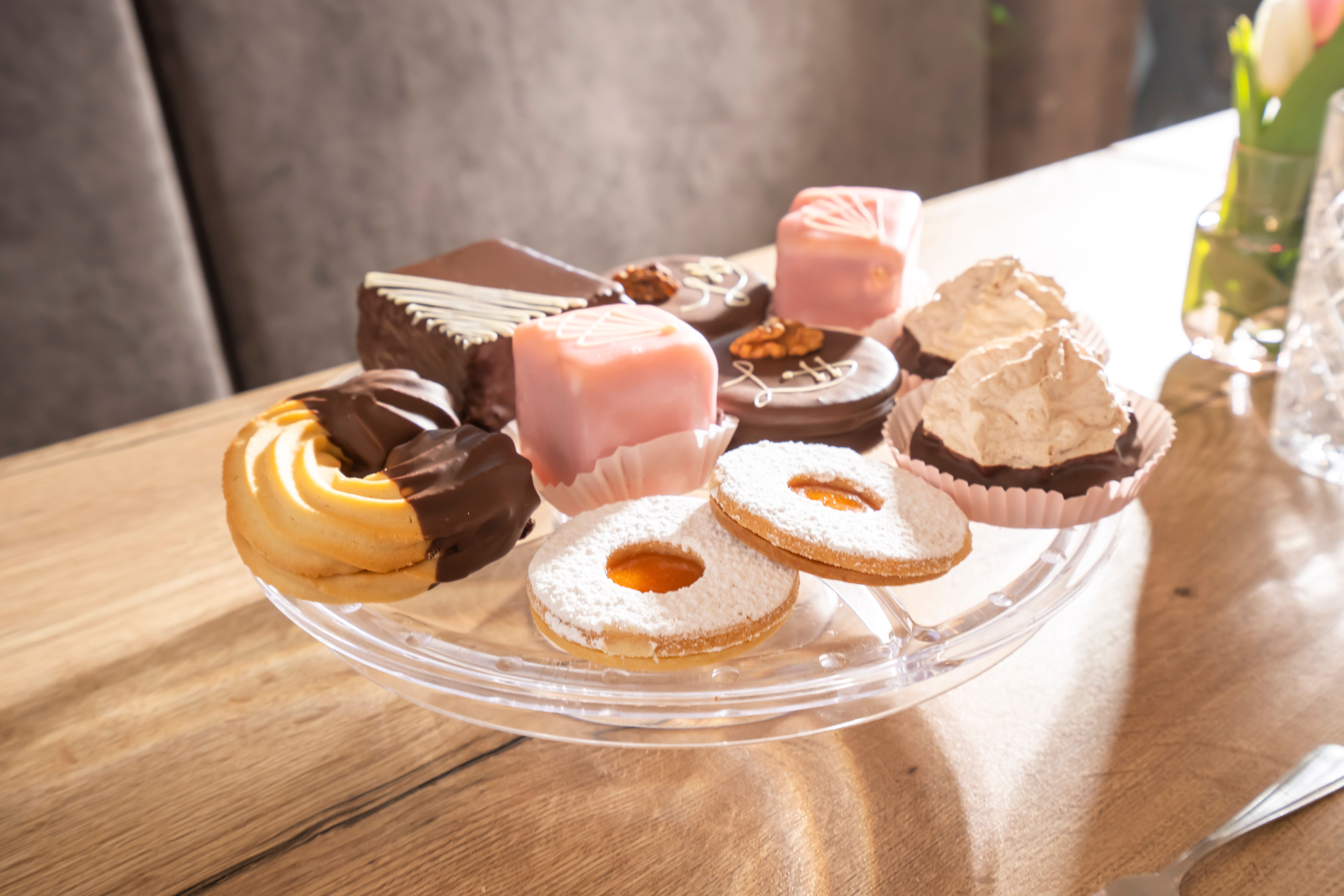 Teller mit selbstgemachten Süßspeisen von Maria Harrauer