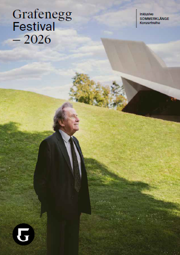 Coverbild: Pianist Rudolf Buchbinder vor dem Wolkenturm - der Veranstaltungsstätte des Grafenegg Festival. 