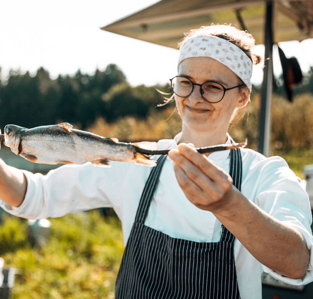 Inmitten der malerischen Landschaft des Mostviertels wird frischer Fisch auf kreative Weise zubereitet. Die Atmosphäre ist lebhaft und einladend, während die Köchin stolz ihr handwerkliches Geschick präsentiert. Ein unvergessliches Erlebnis für alle Feinschmecker und Naturliebhaber.