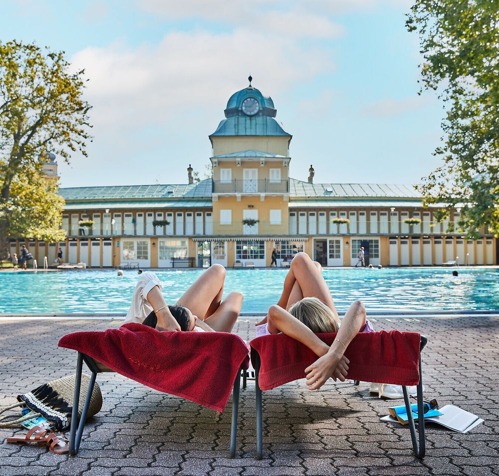 Entspannen Sie am Ufer des Freibades, während die sanften Wellen des Wassers die Sonne reflektieren. Die ruhige Atmosphäre und die schattenspendenden Bäume laden dazu ein, die Seele baumeln zu lassen und den Sommer in vollen Zügen zu genießen.